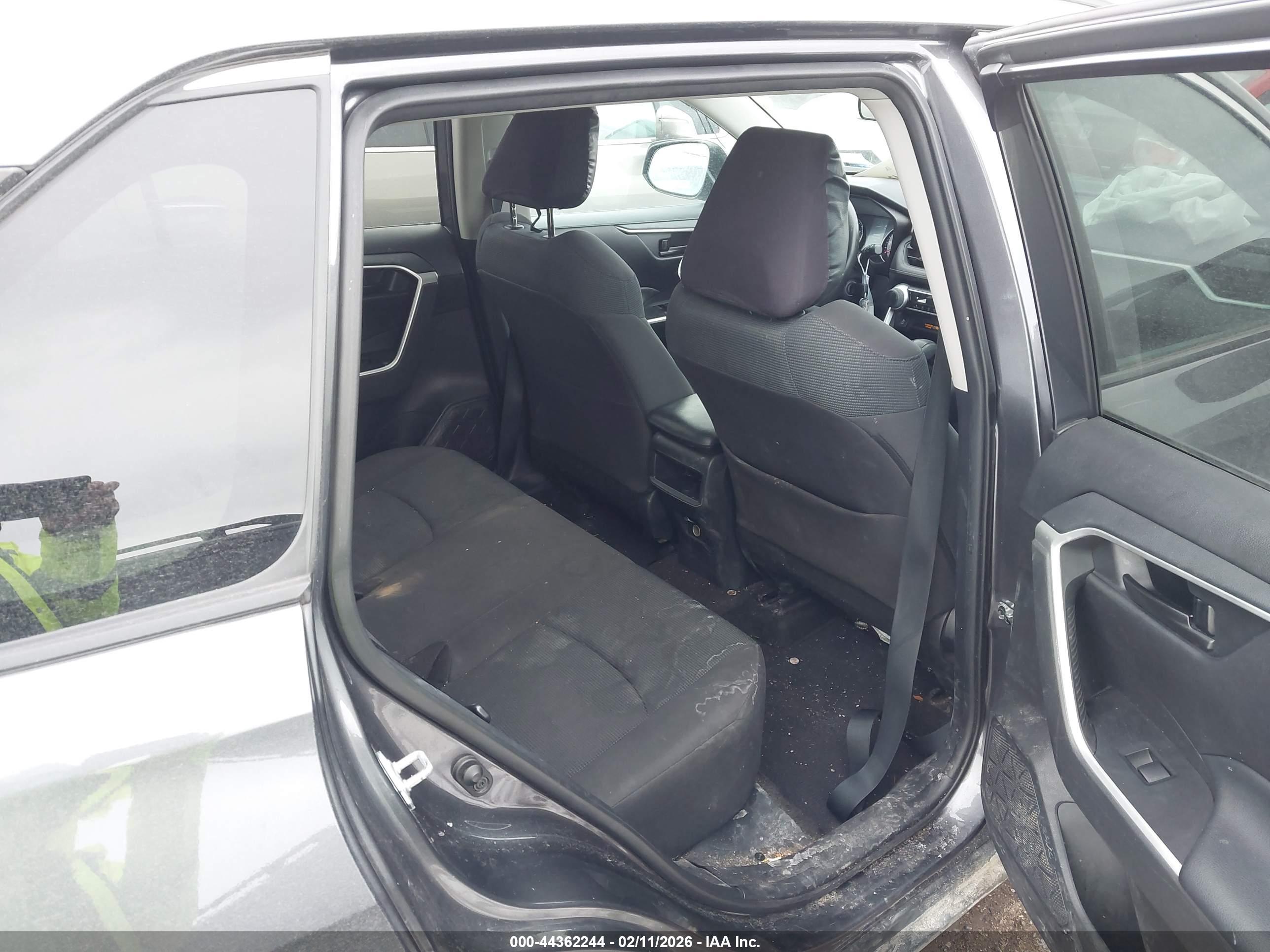TOYOTA RAV4 image 8
