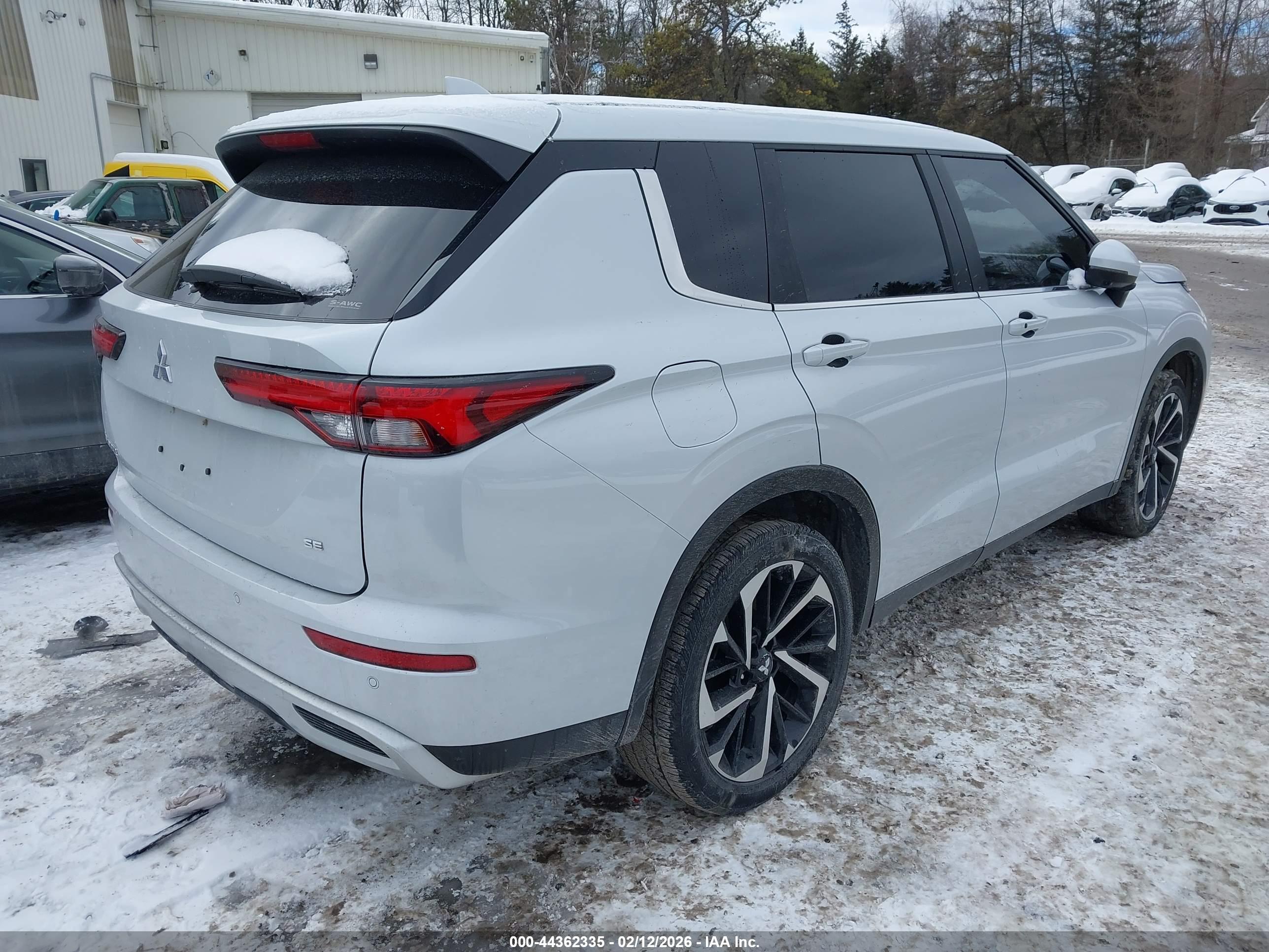 MITSUBISHI OUTLANDER image 4
