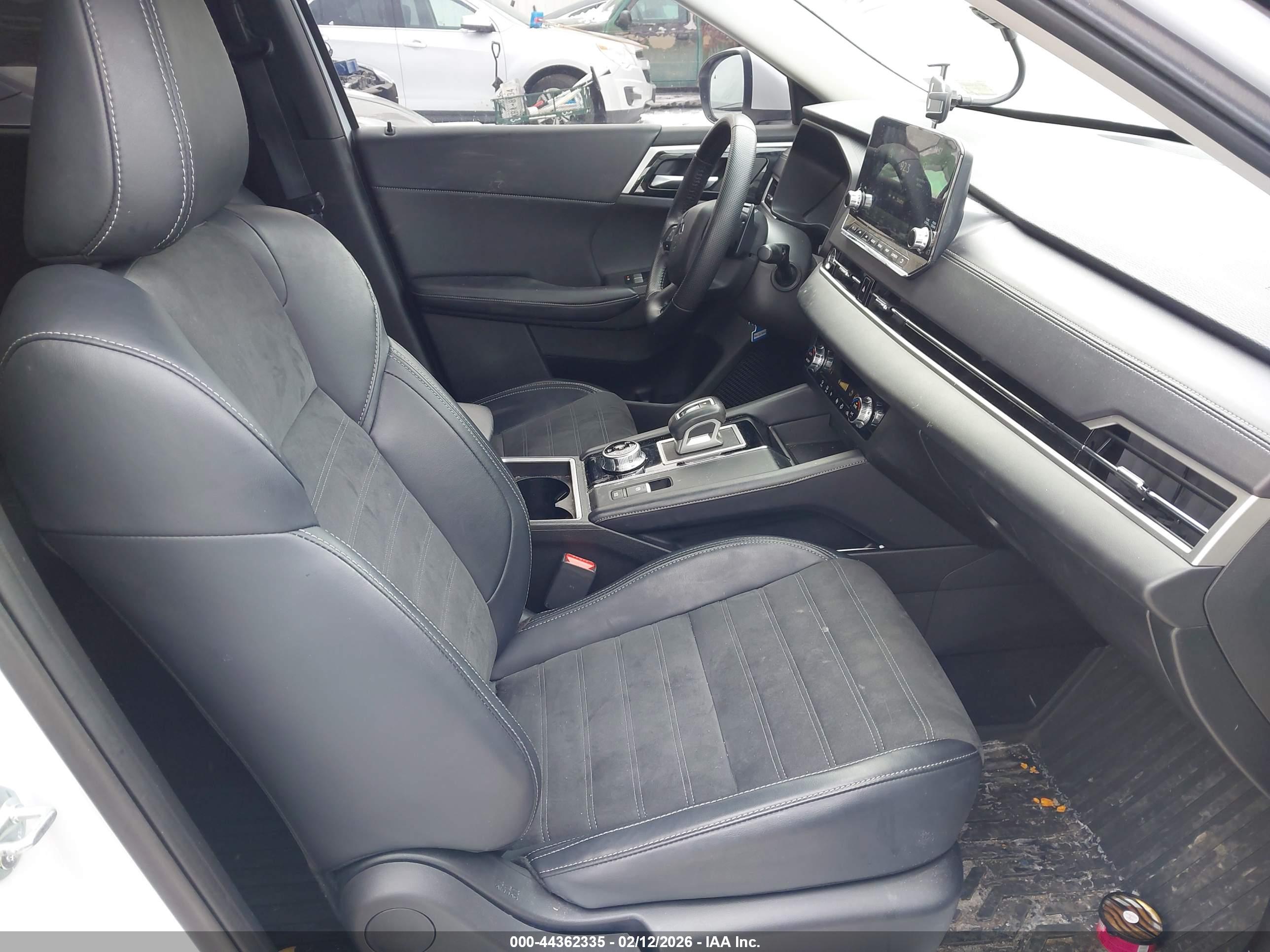 MITSUBISHI OUTLANDER image 5