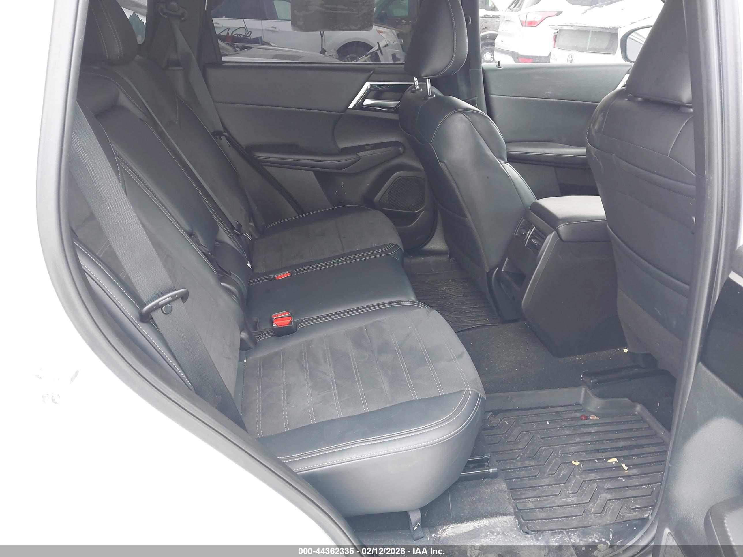 MITSUBISHI OUTLANDER image 8
