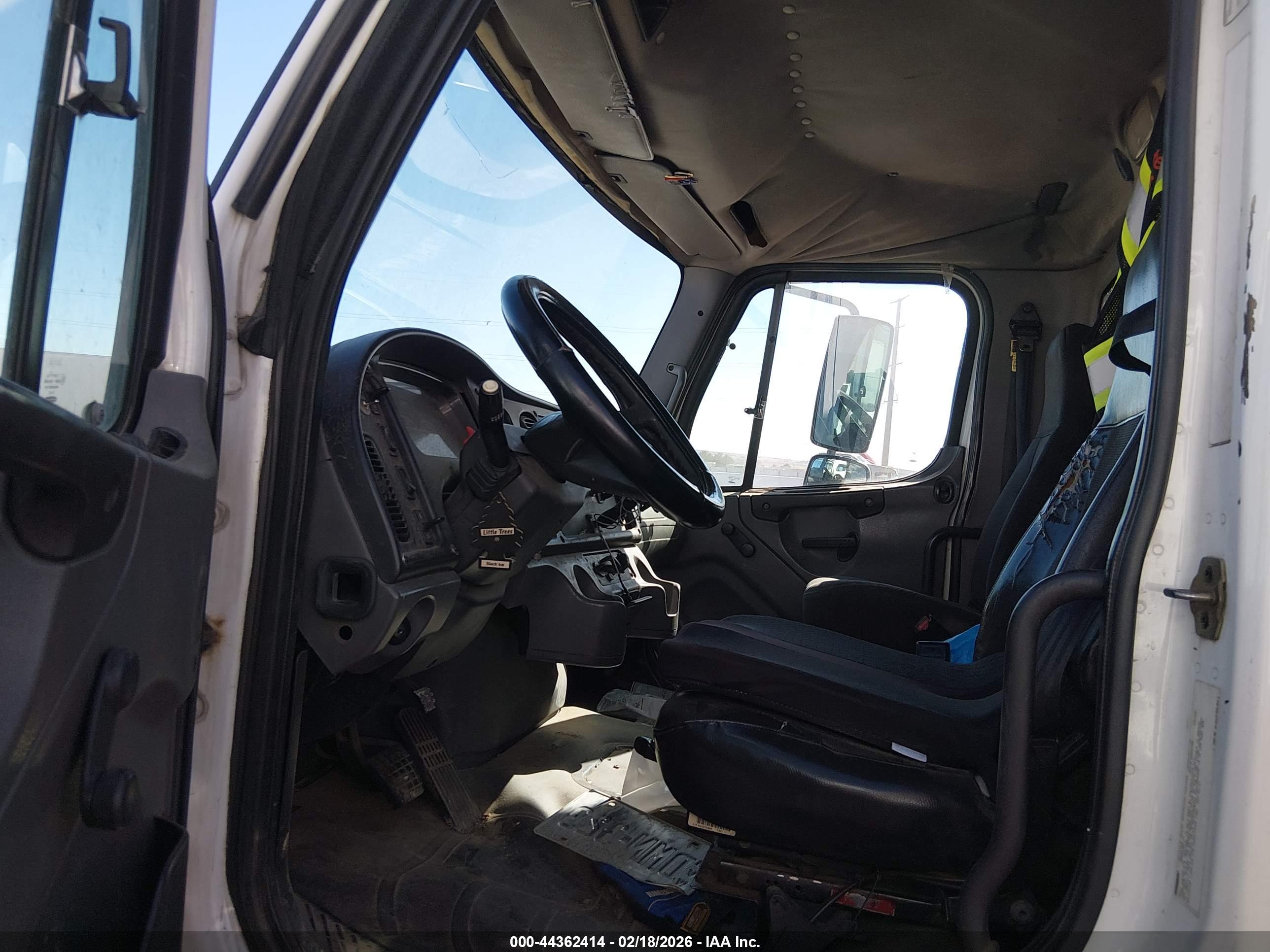 FREIGHTLINER M2 image 8