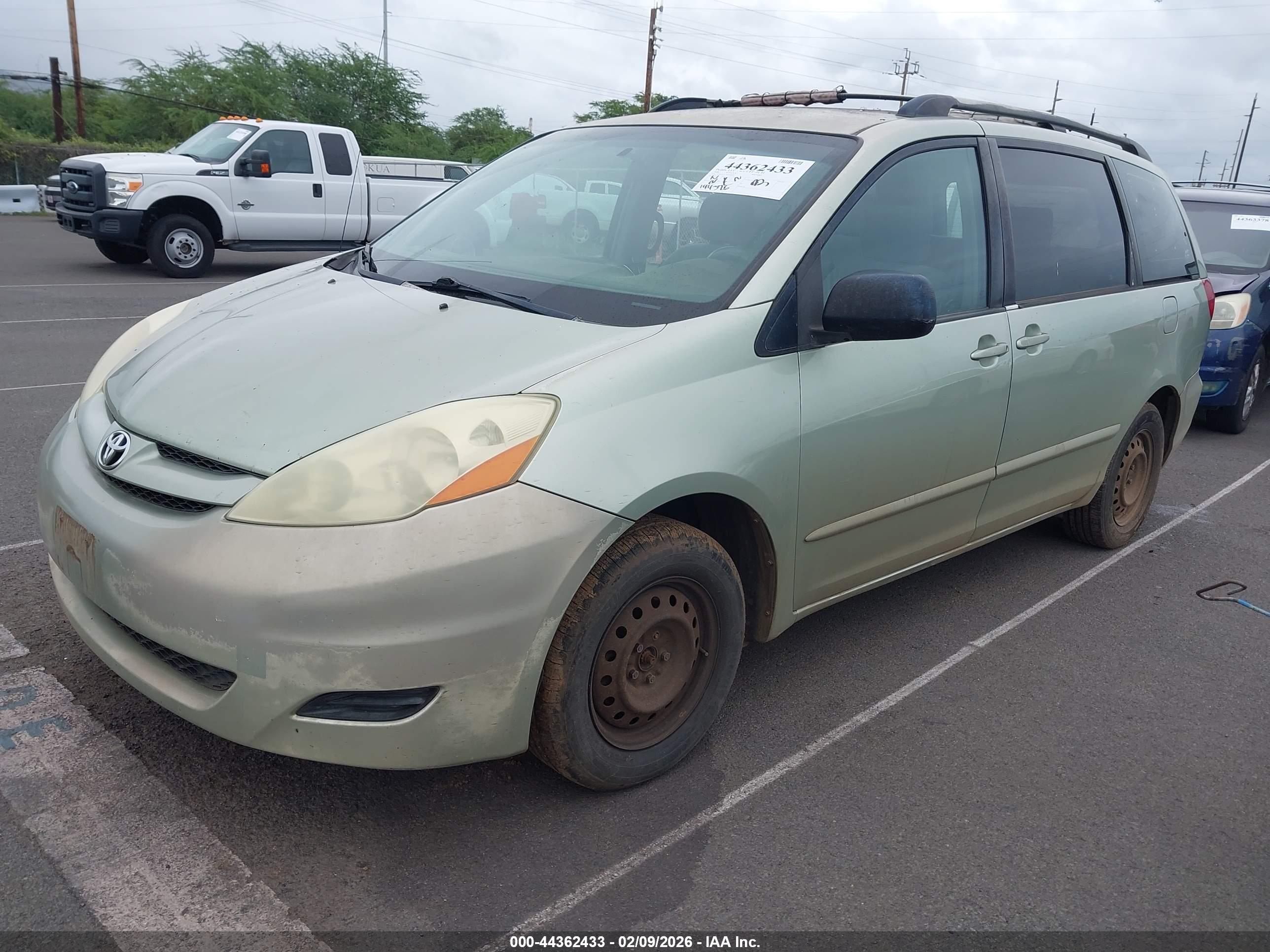 TOYOTA SIENNA image 2