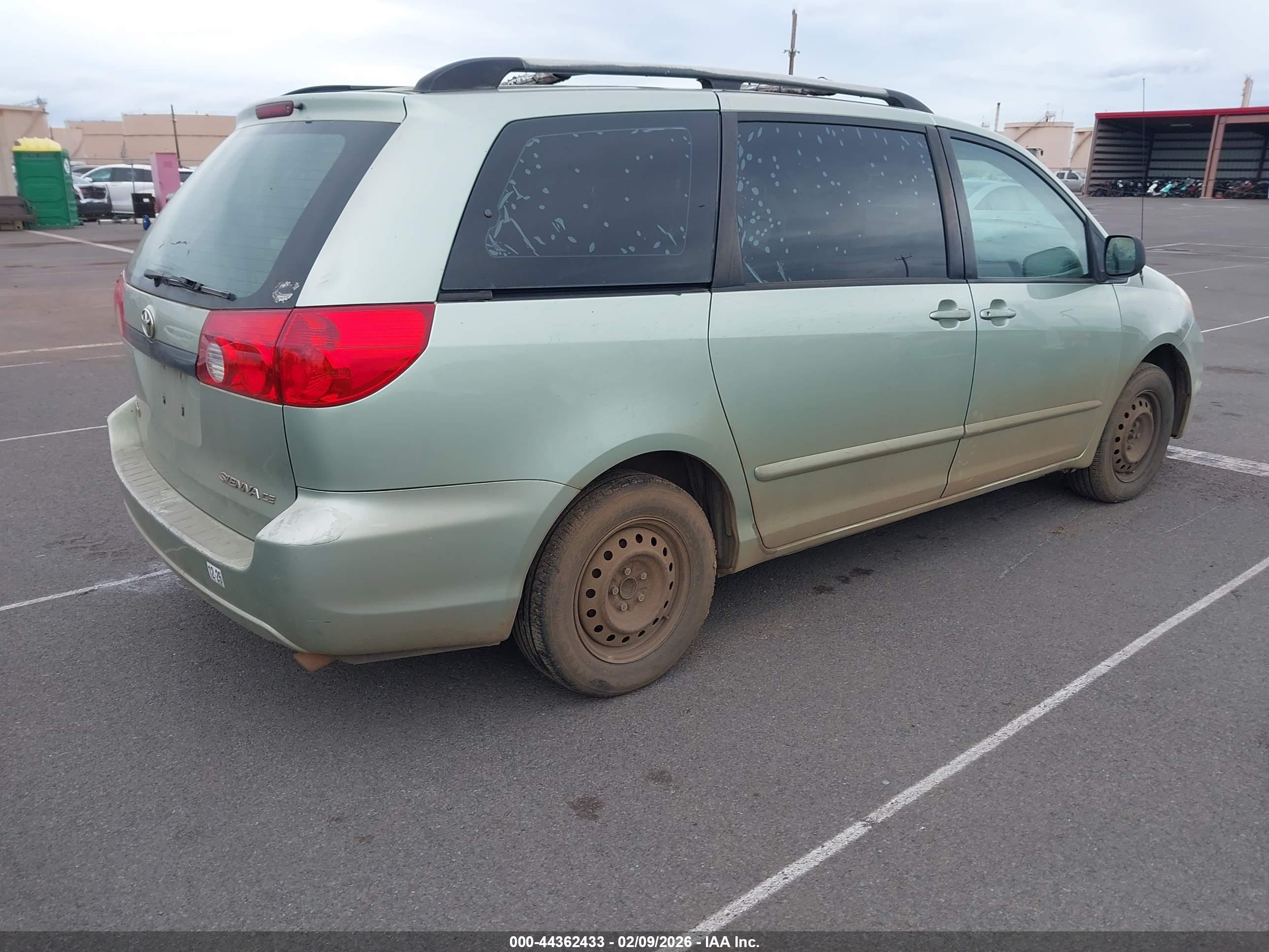 TOYOTA SIENNA image 4