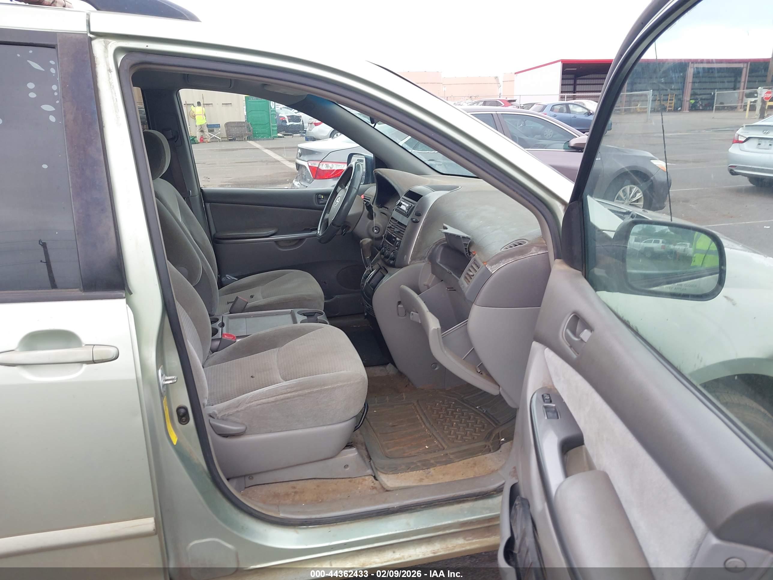 TOYOTA SIENNA image 5