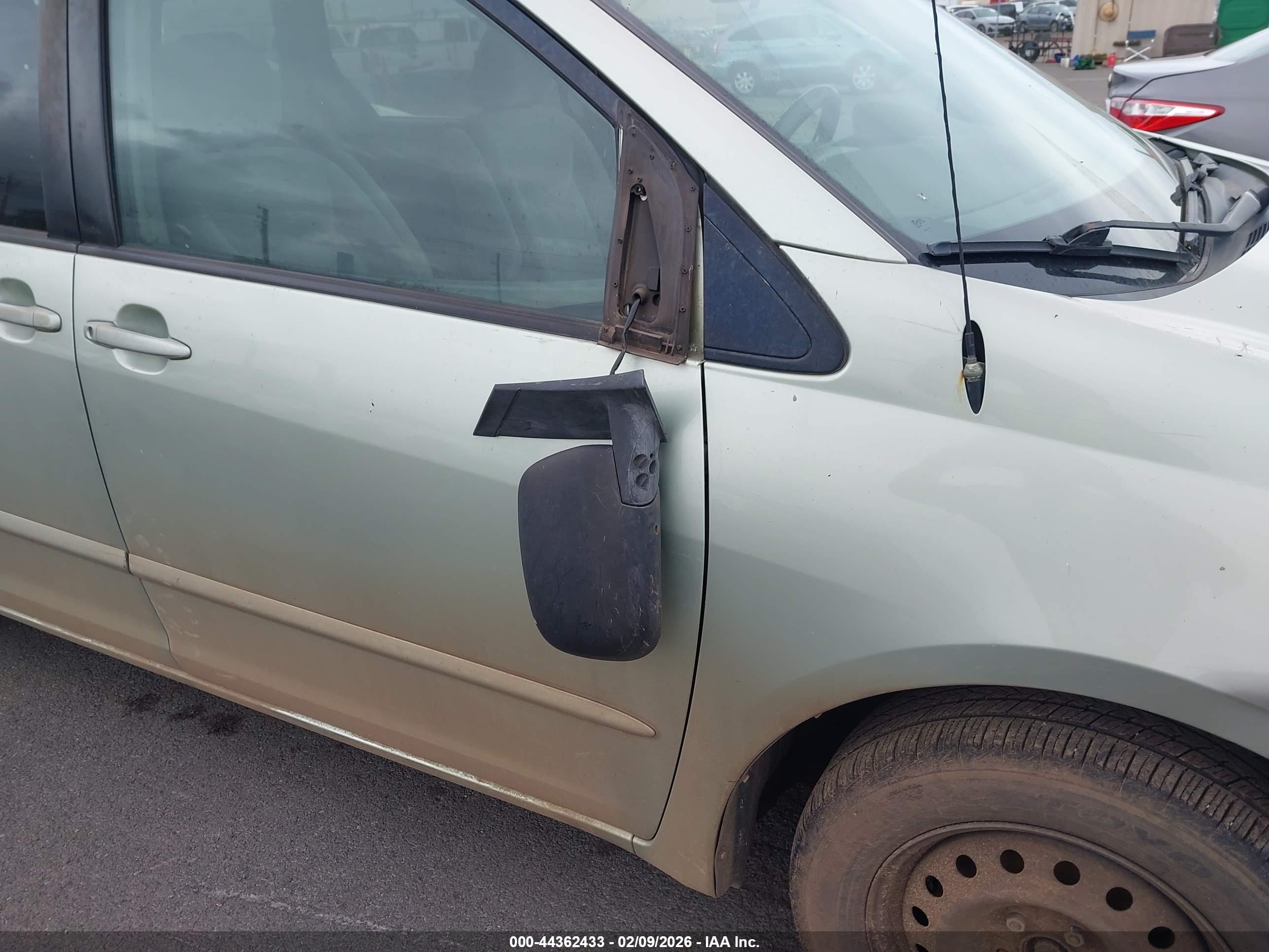TOYOTA SIENNA image 6