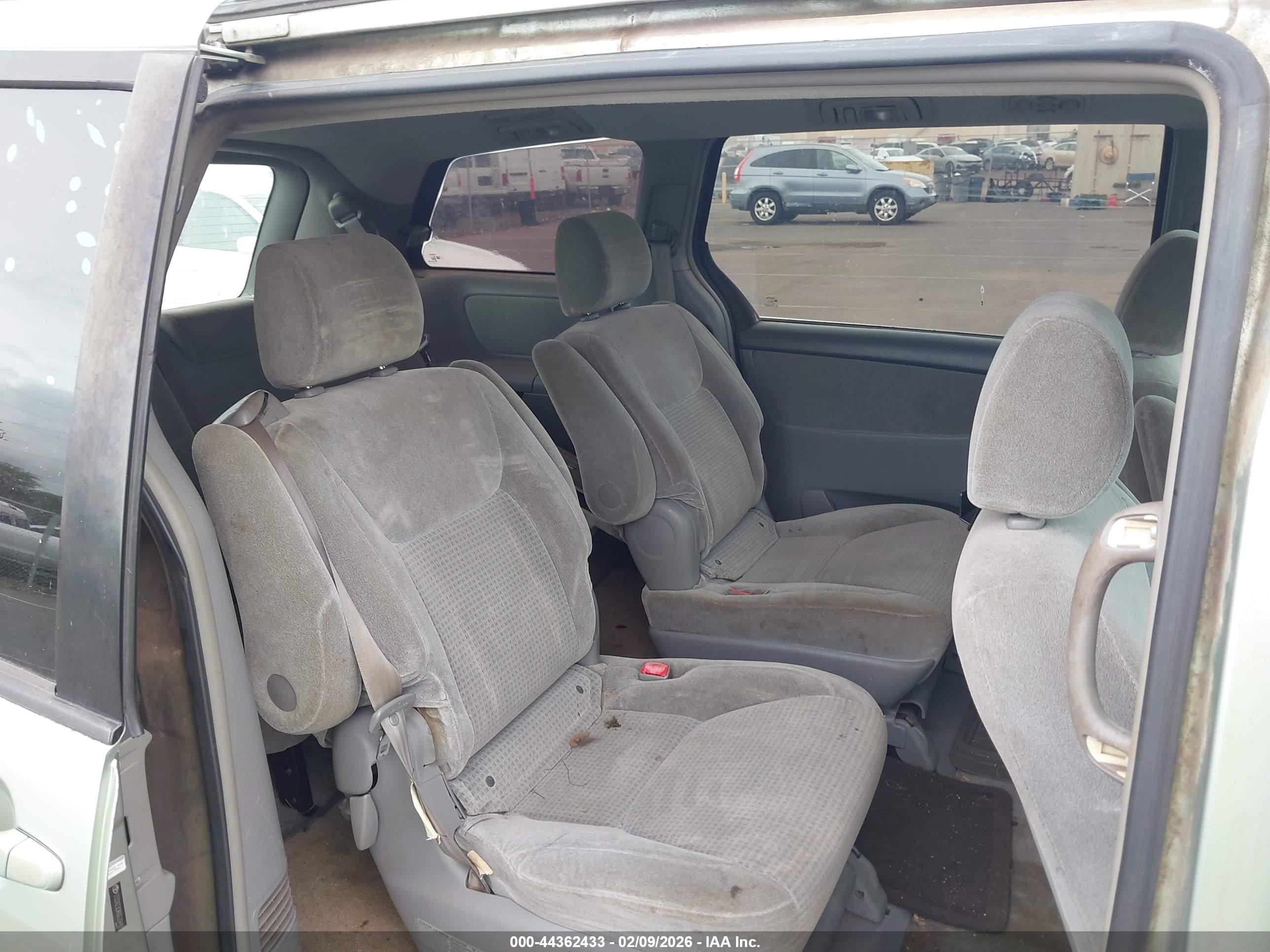TOYOTA SIENNA image 8