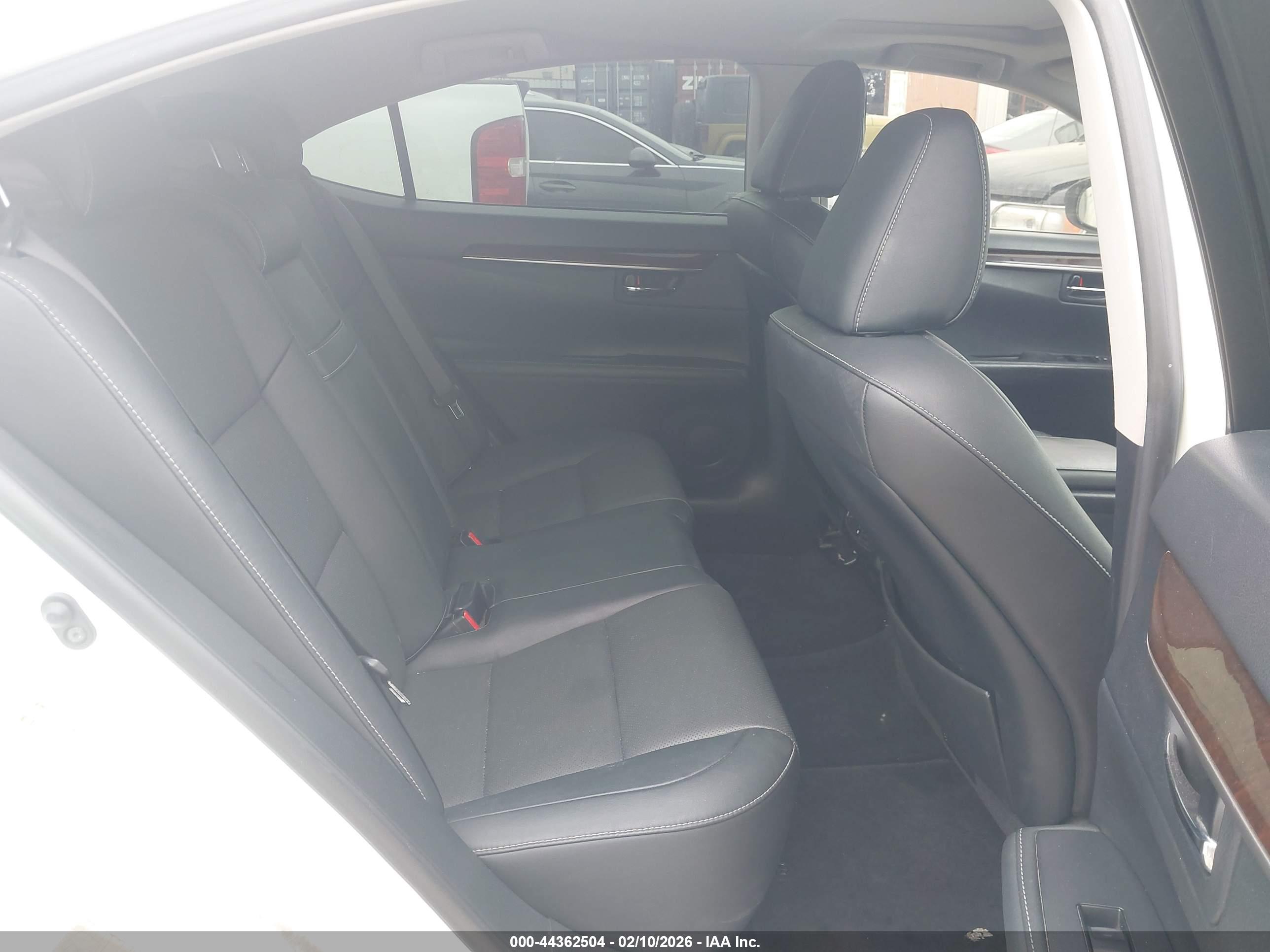LEXUS ES image 8