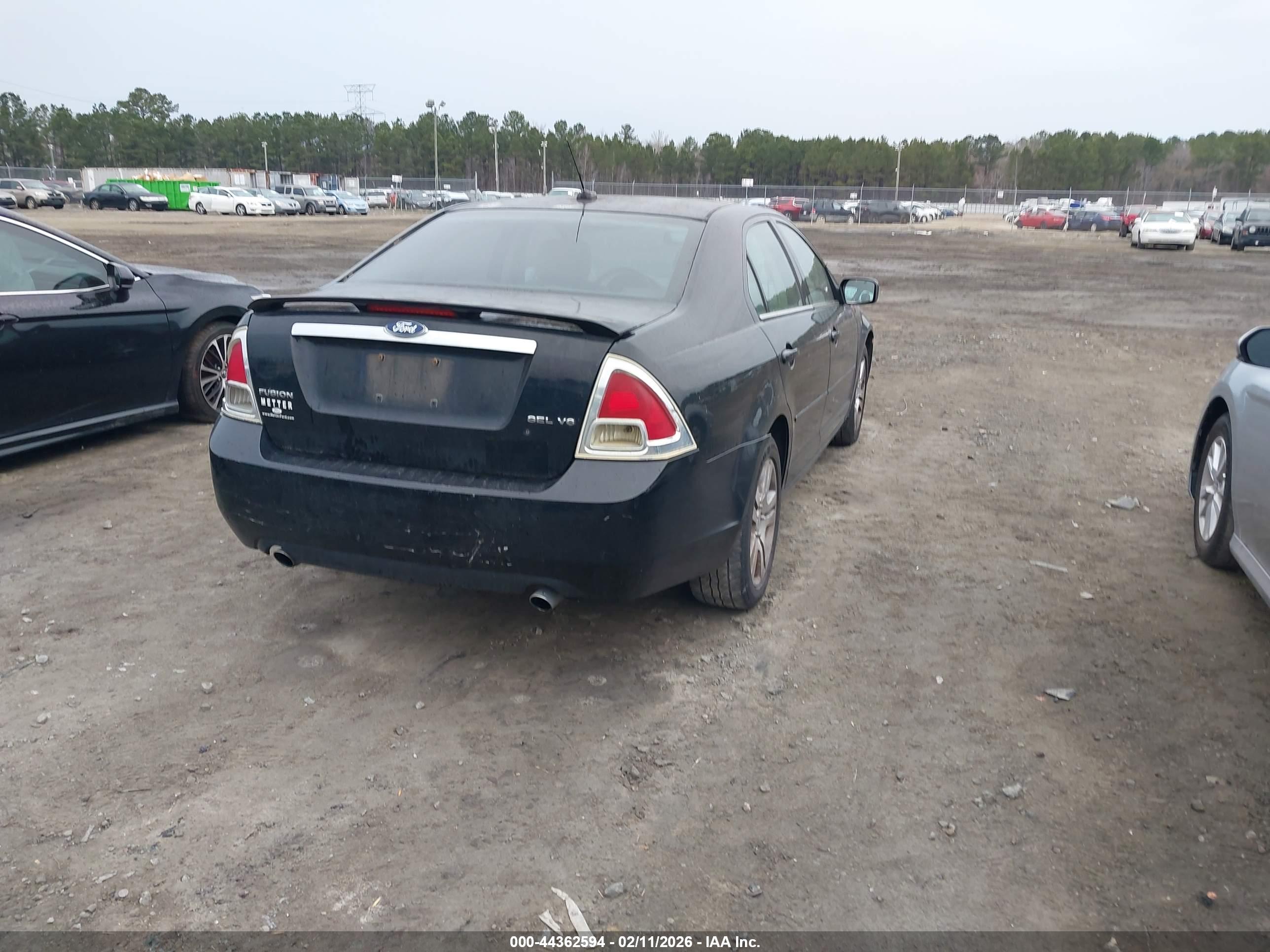 FORD FUSION image 4