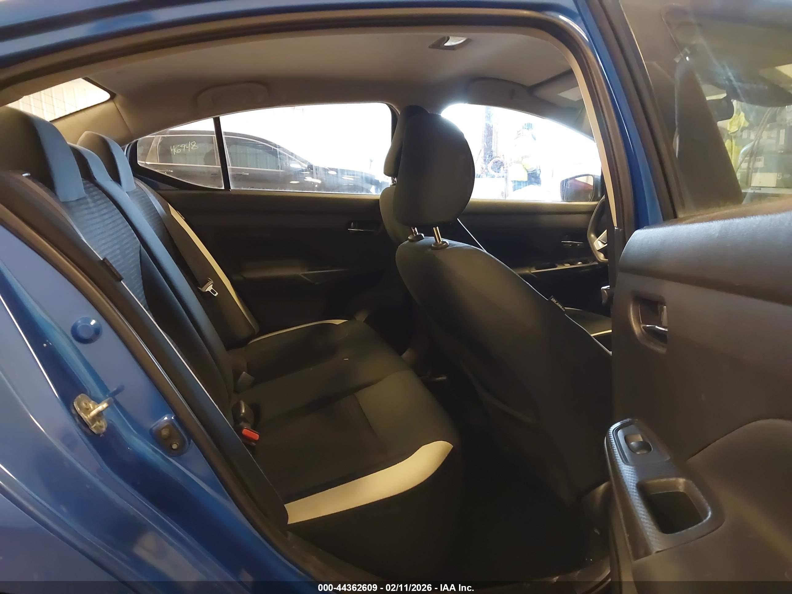 NISSAN VERSA image 8