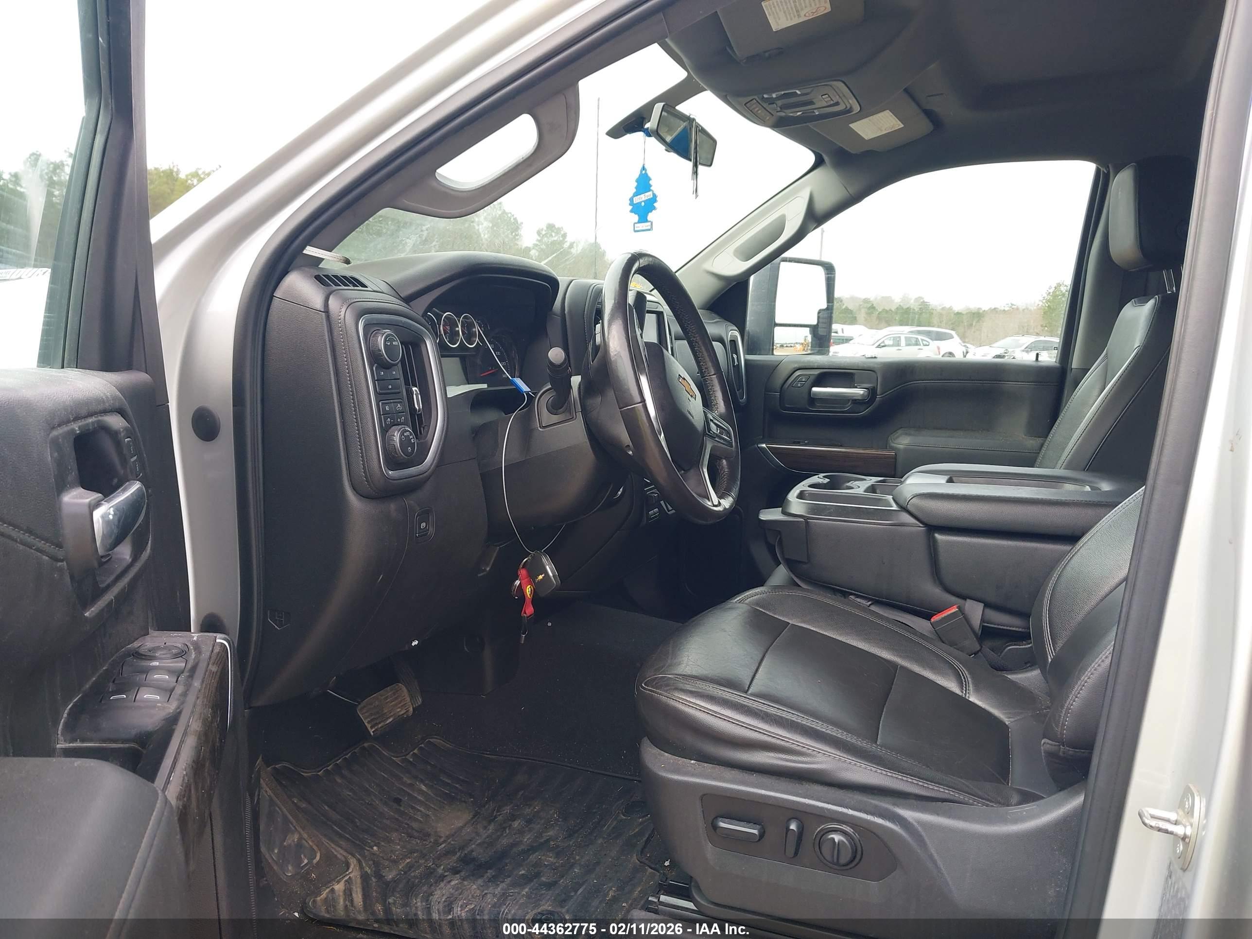 CHEVROLET SILVERADO image 7