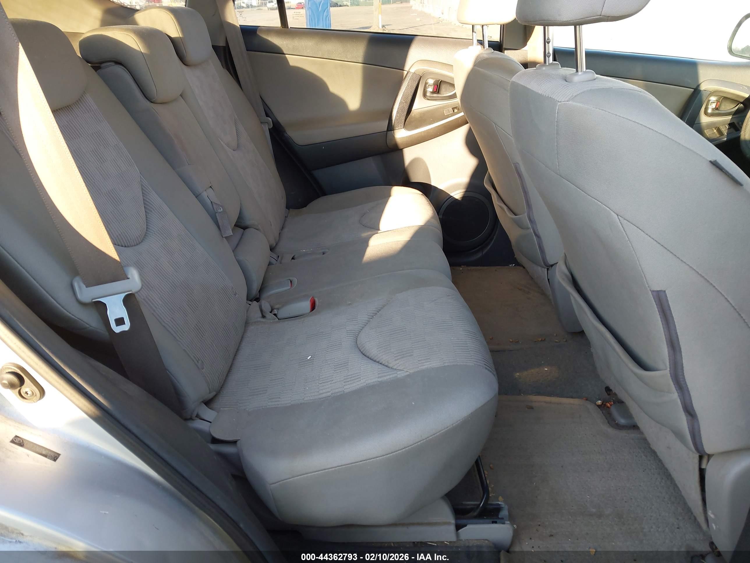 TOYOTA RAV4 image 8