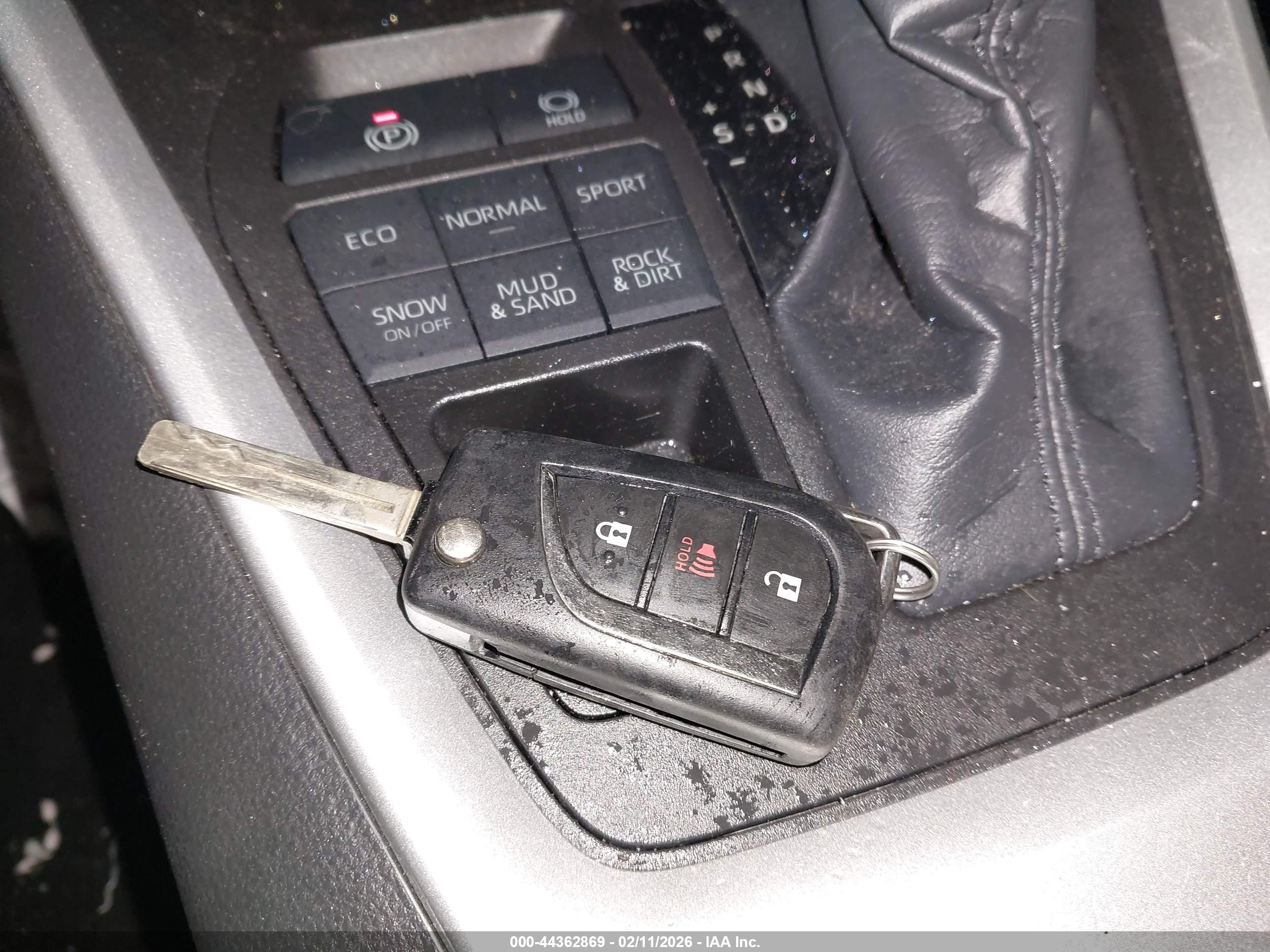 TOYOTA RAV4 image 11