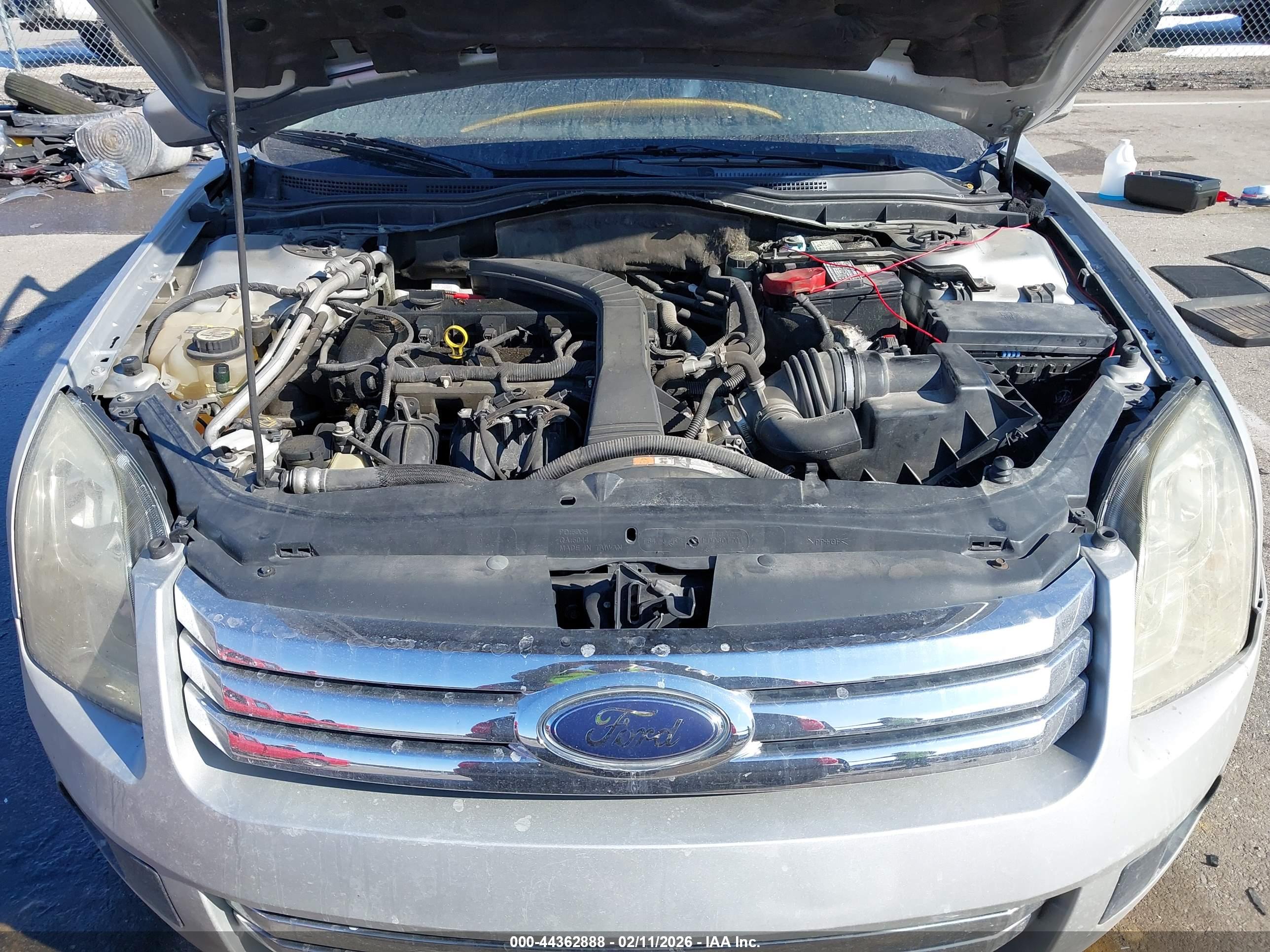 FORD FUSION image 10