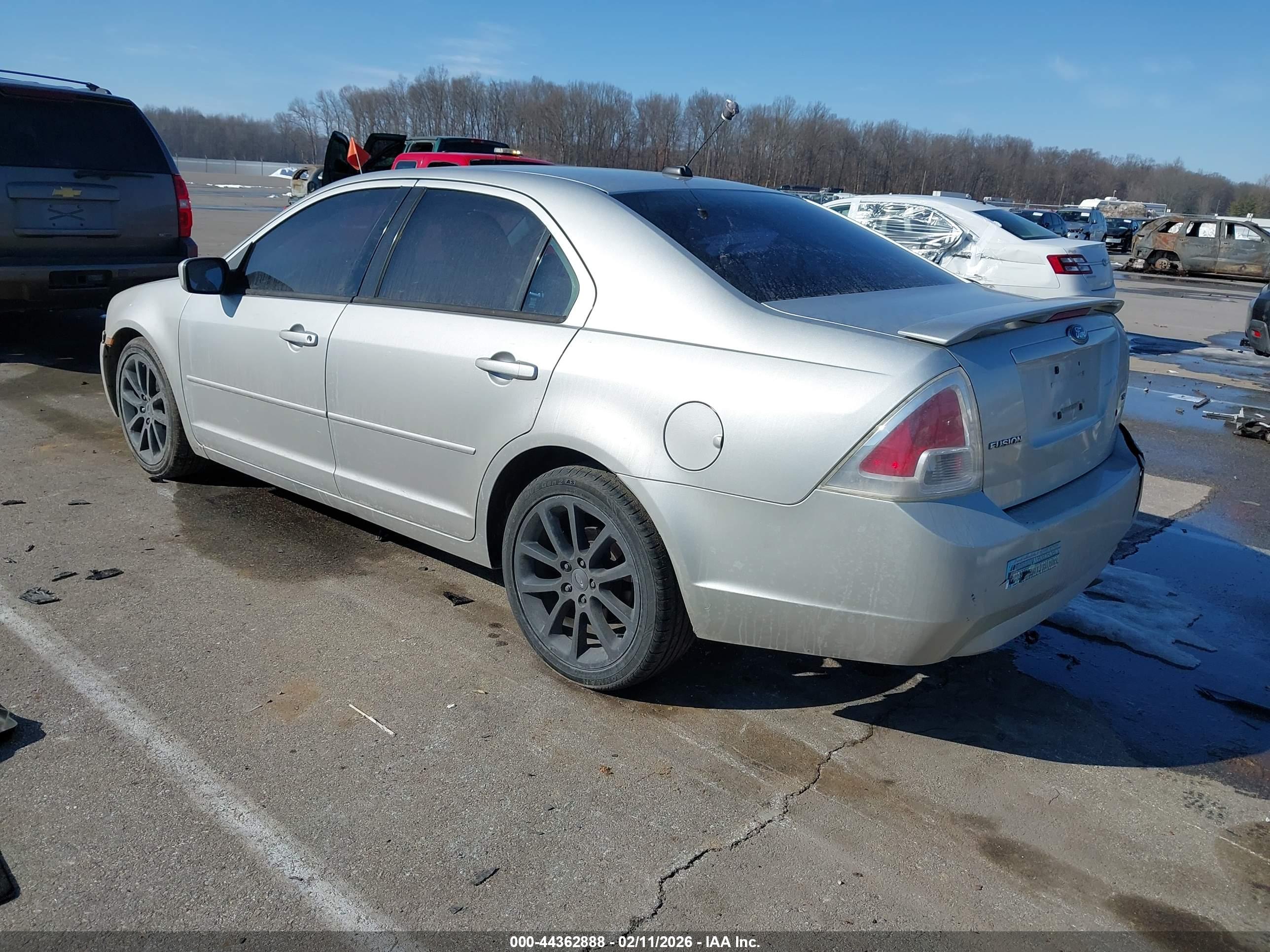 FORD FUSION image 3