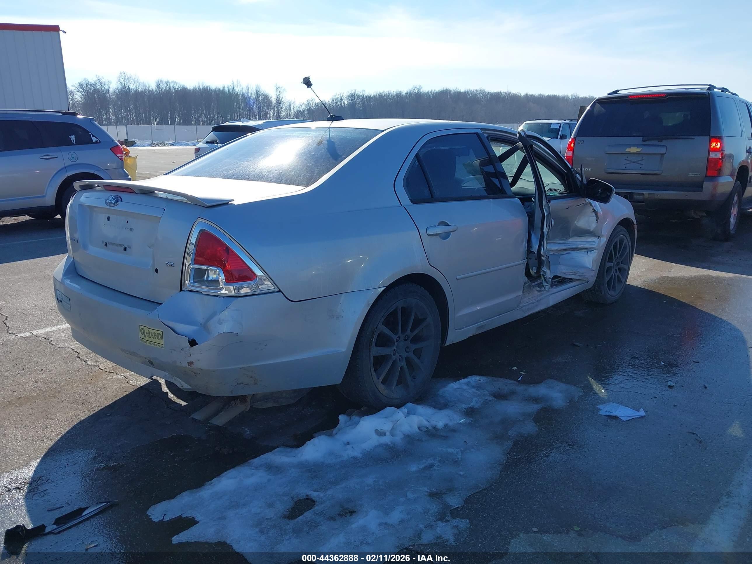 FORD FUSION image 4