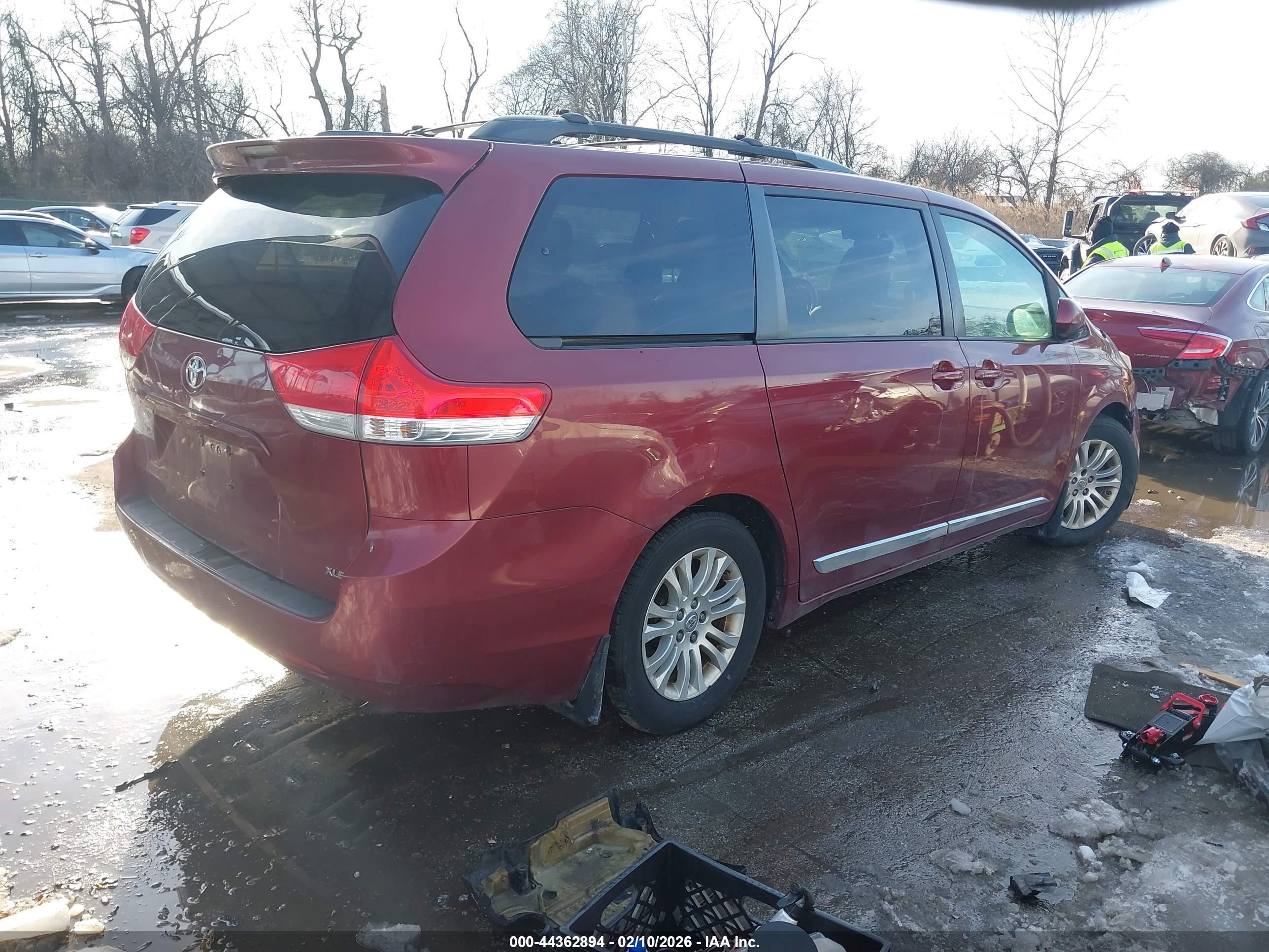 TOYOTA SIENNA image 4
