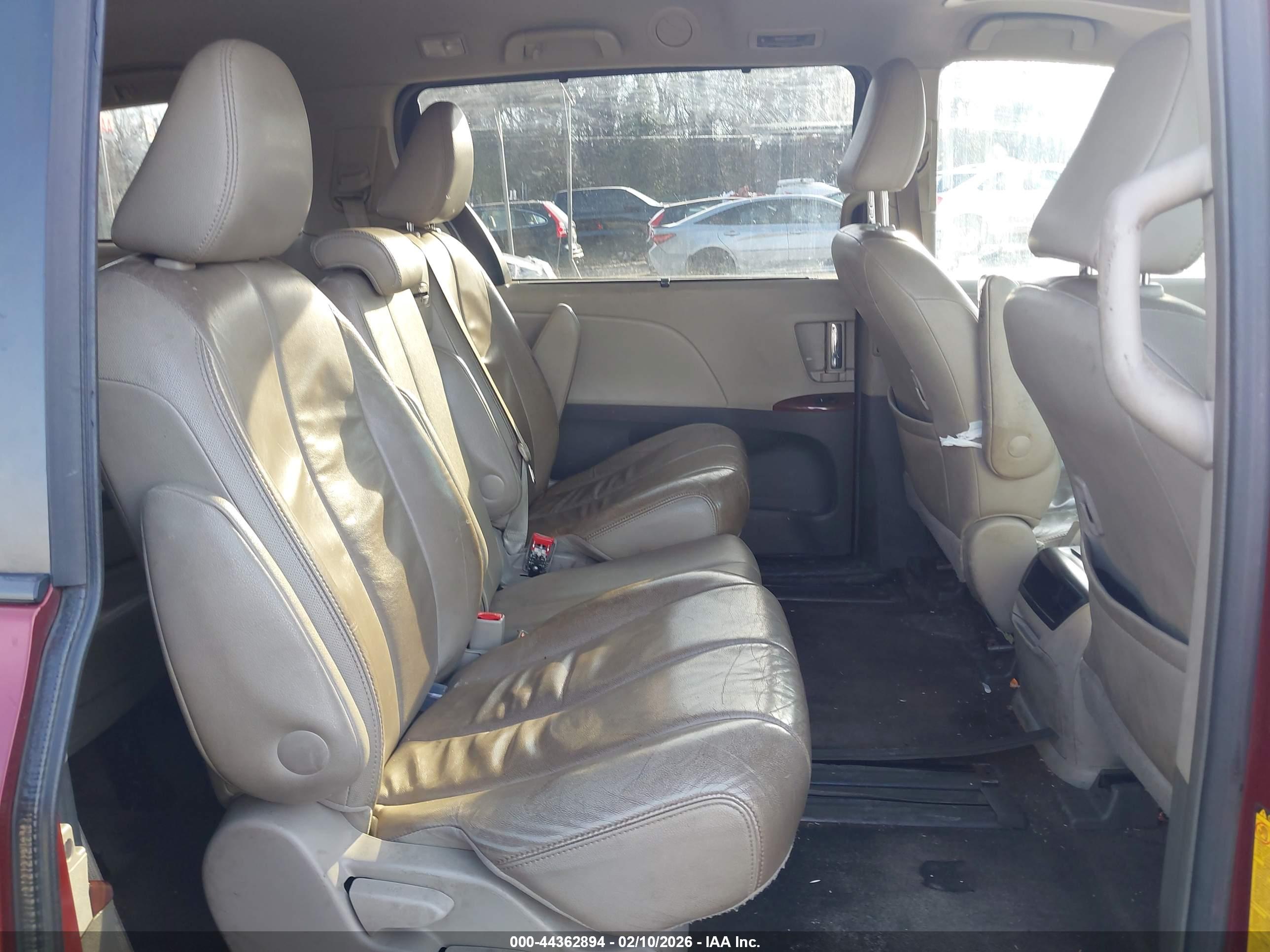 TOYOTA SIENNA image 8