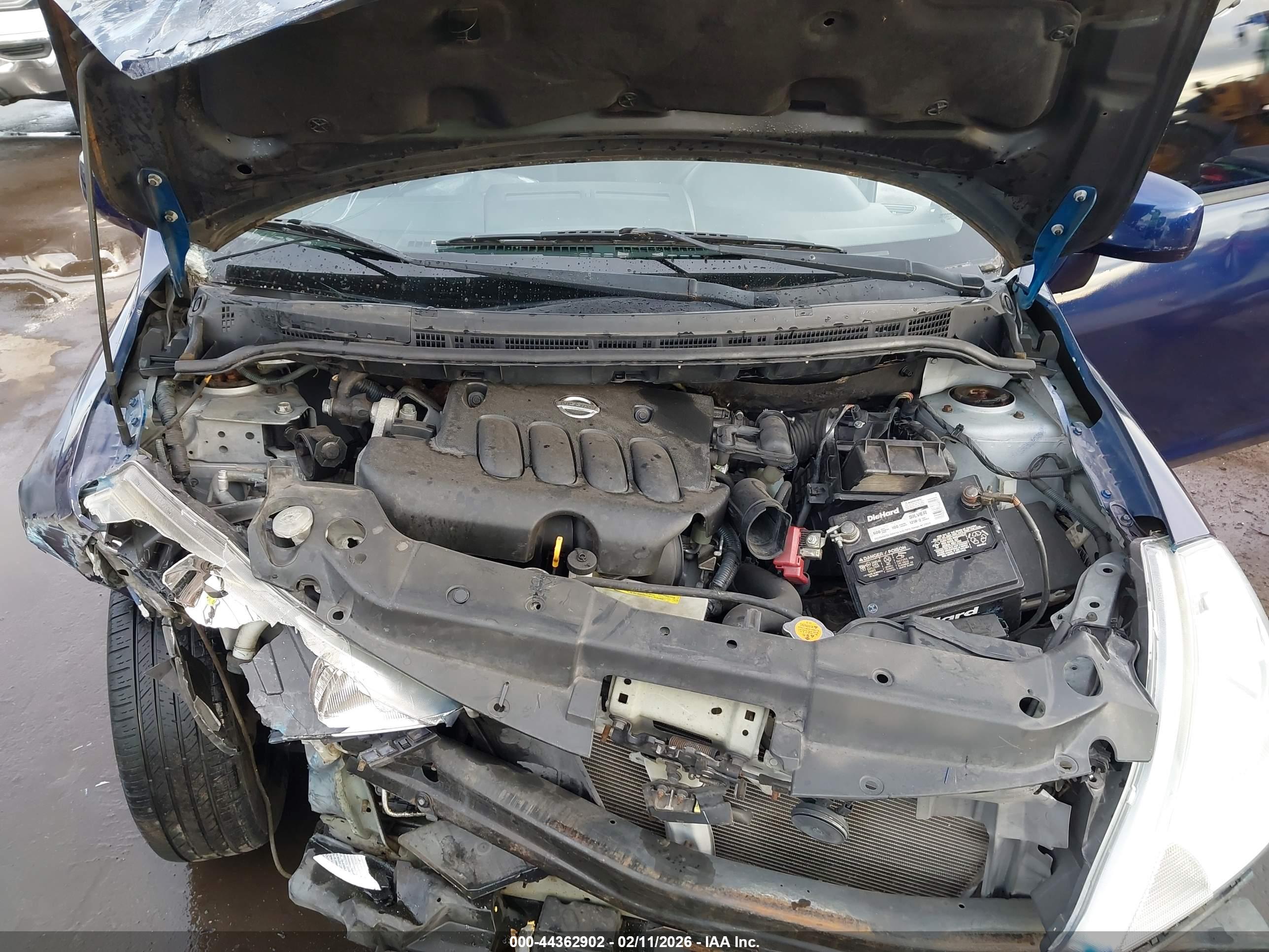 NISSAN VERSA image 10