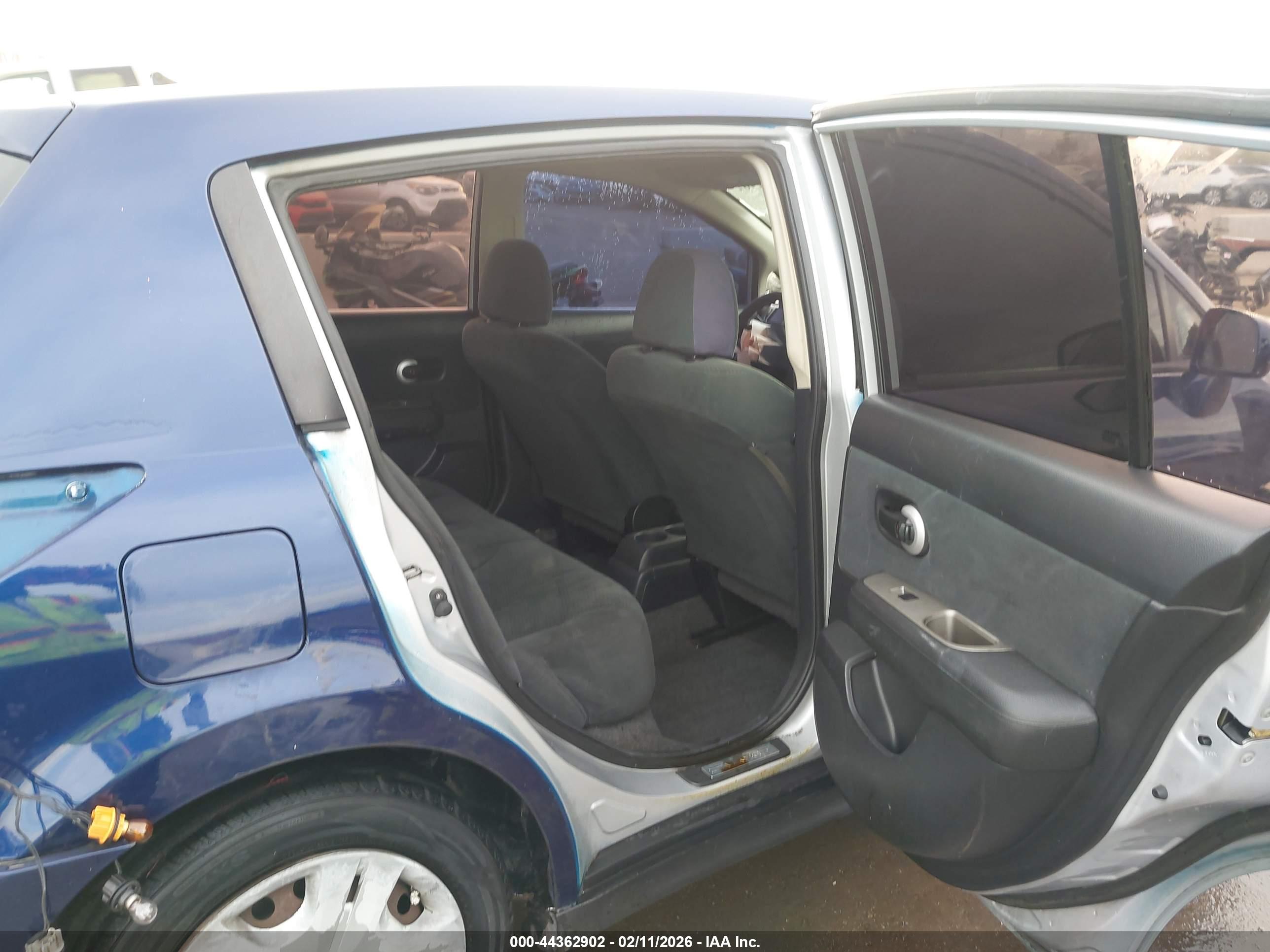 NISSAN VERSA image 8