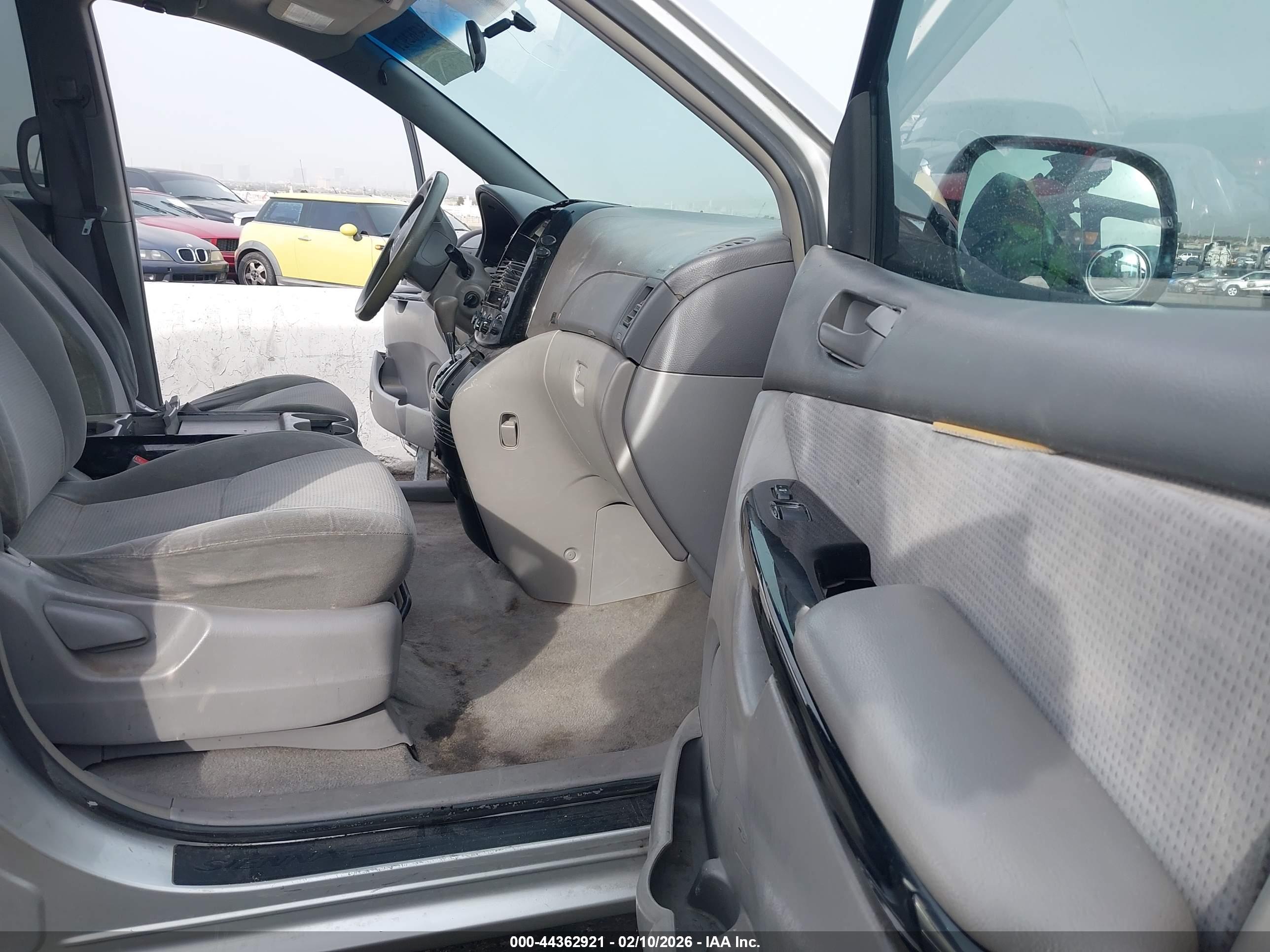 TOYOTA SIENNA image 5