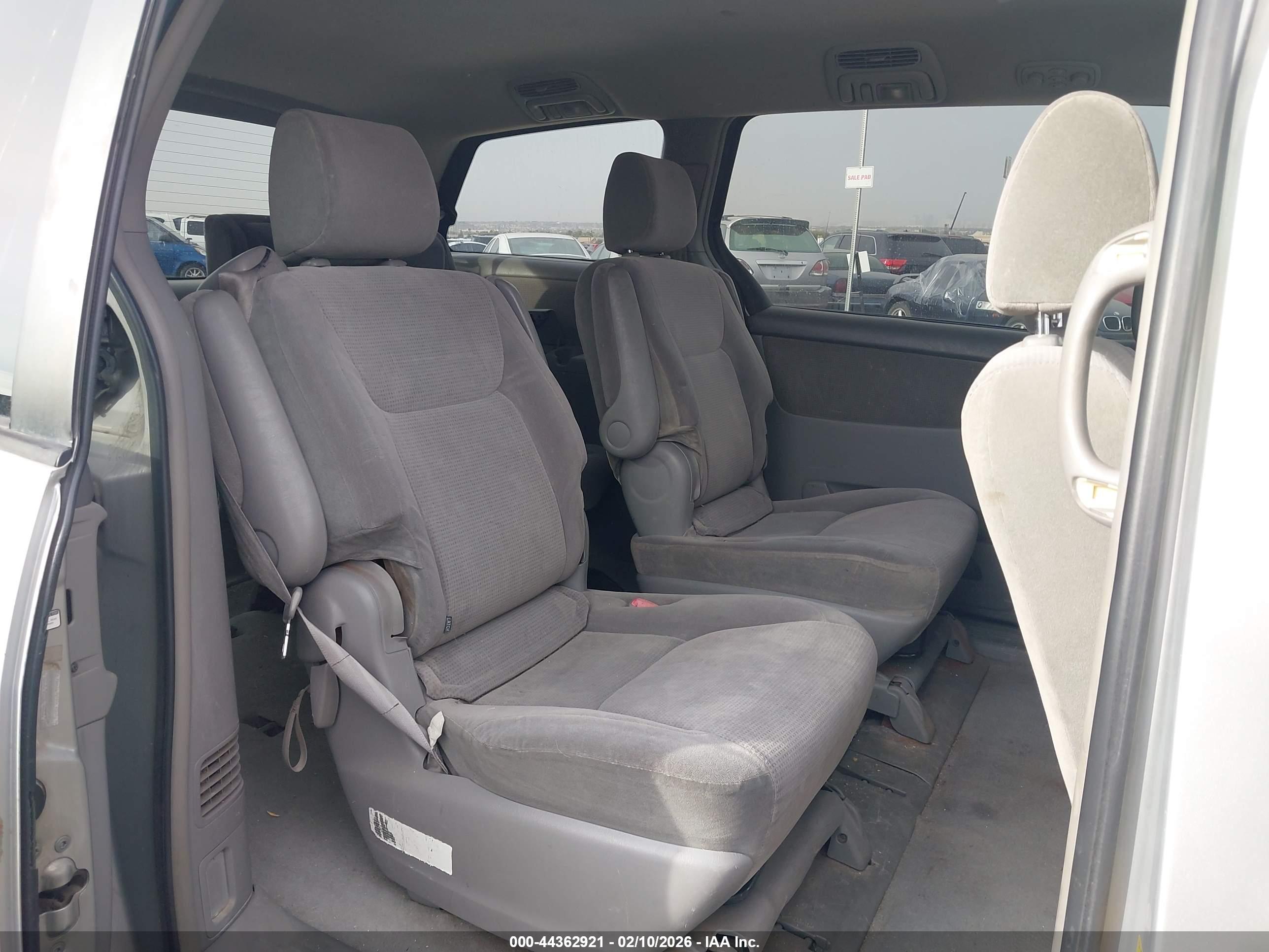 TOYOTA SIENNA image 8