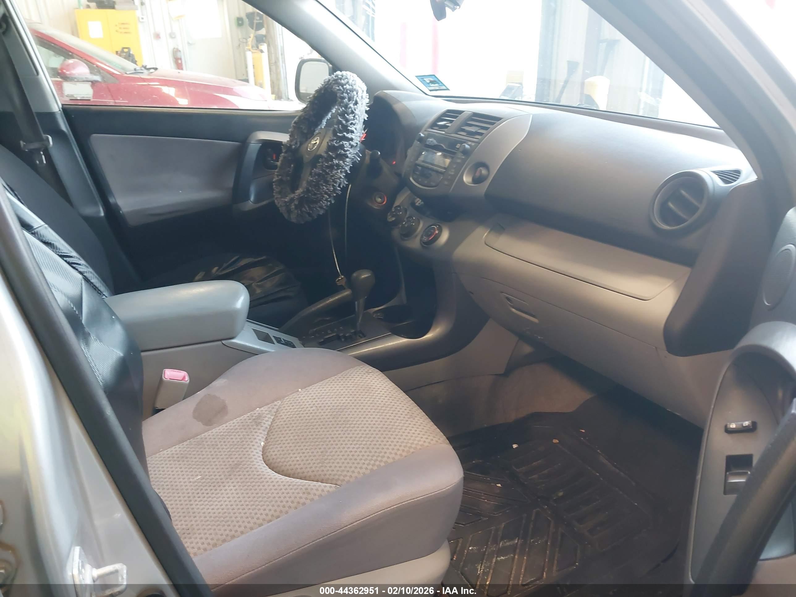 TOYOTA RAV4 image 5
