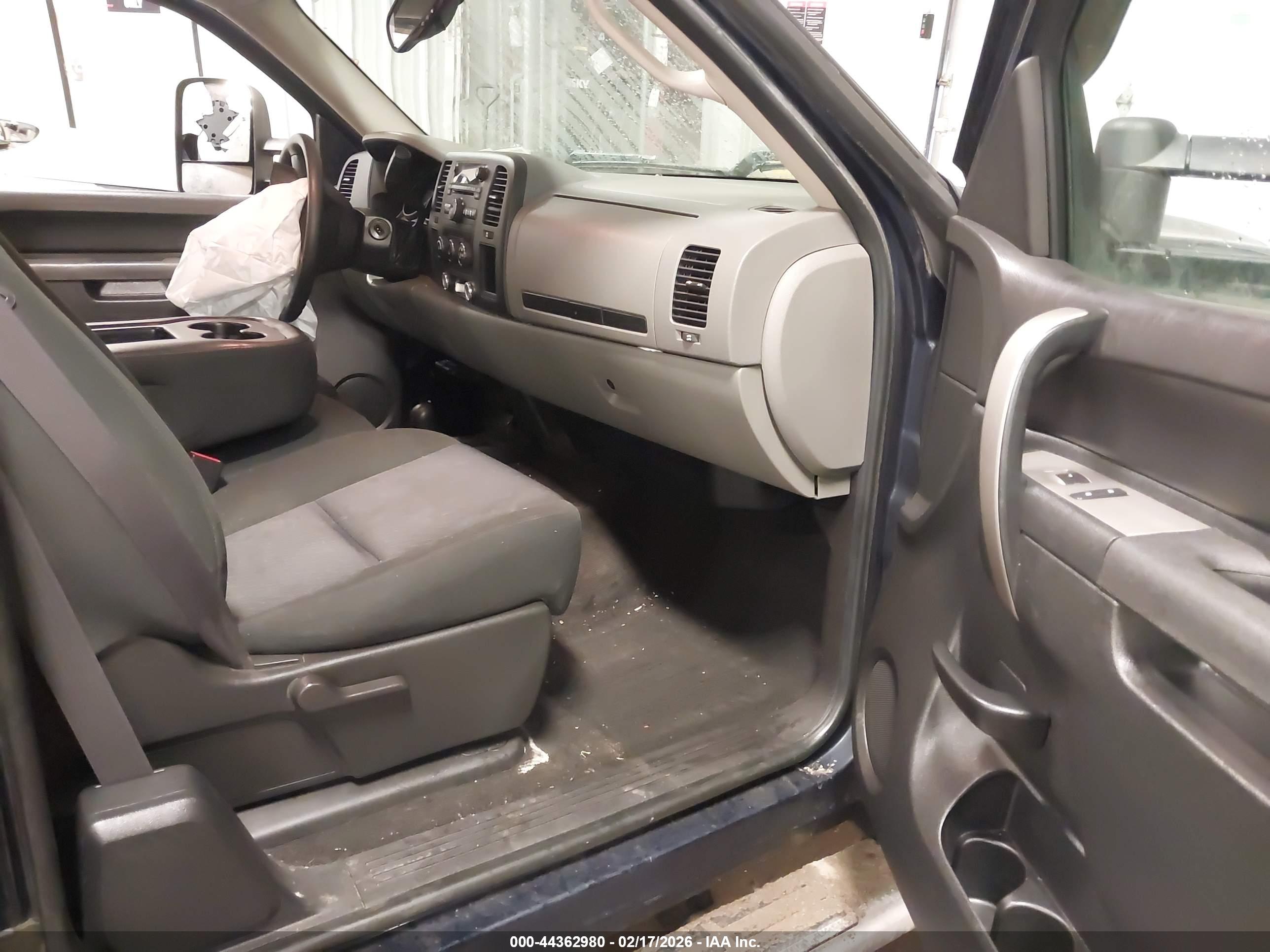 CHEVROLET SILVERADO image 5