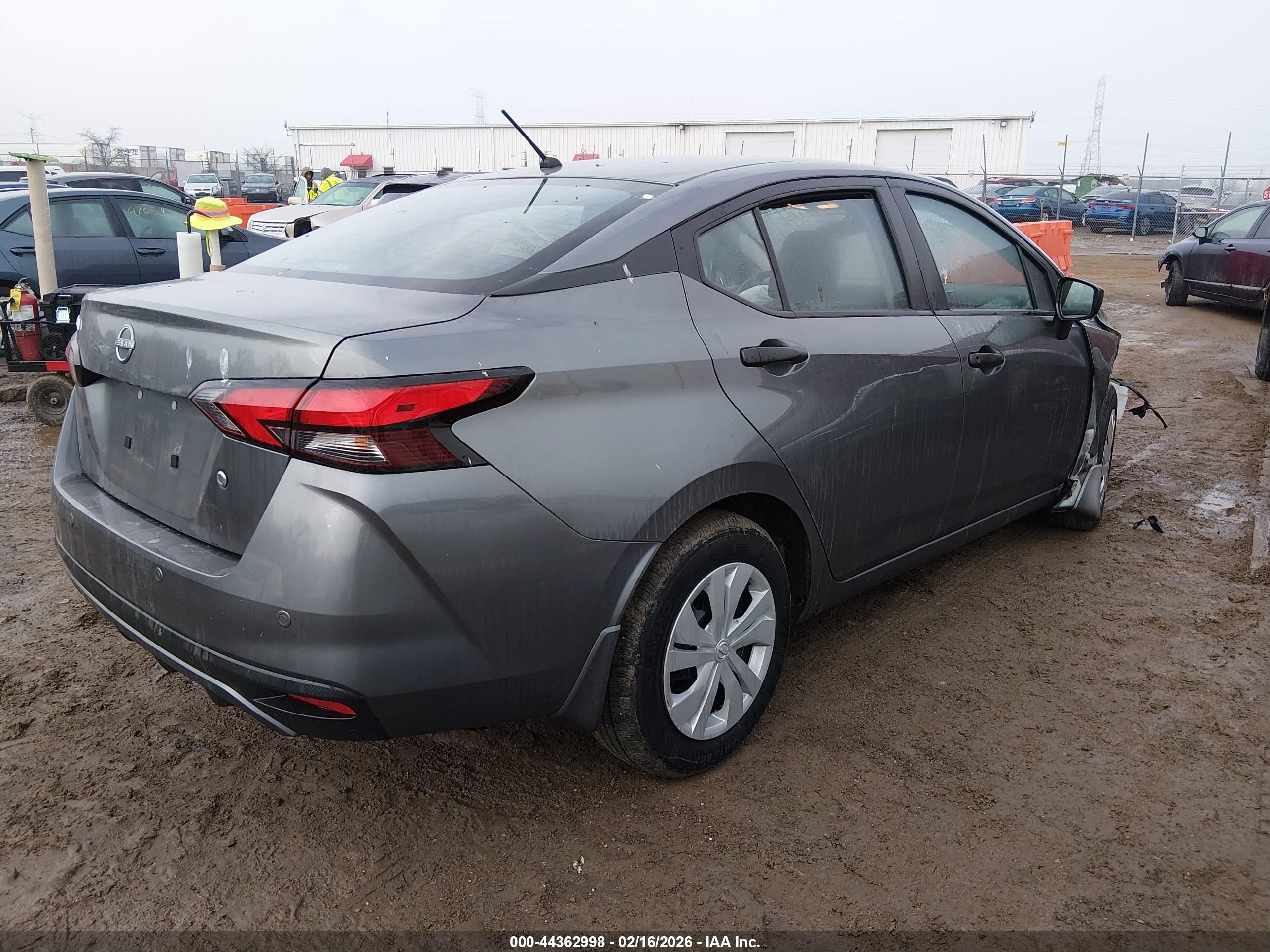 NISSAN VERSA image 4