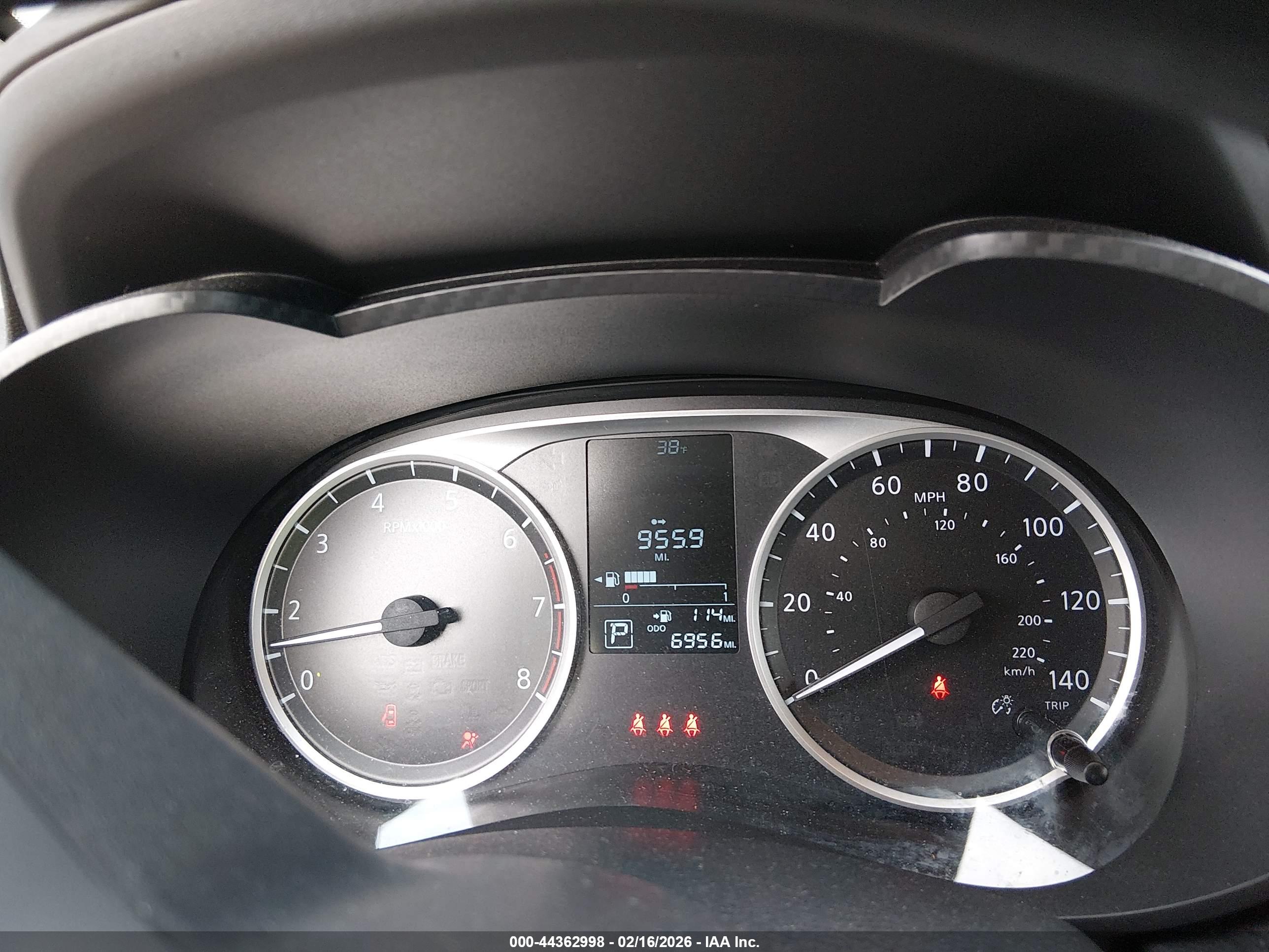 NISSAN VERSA image 7