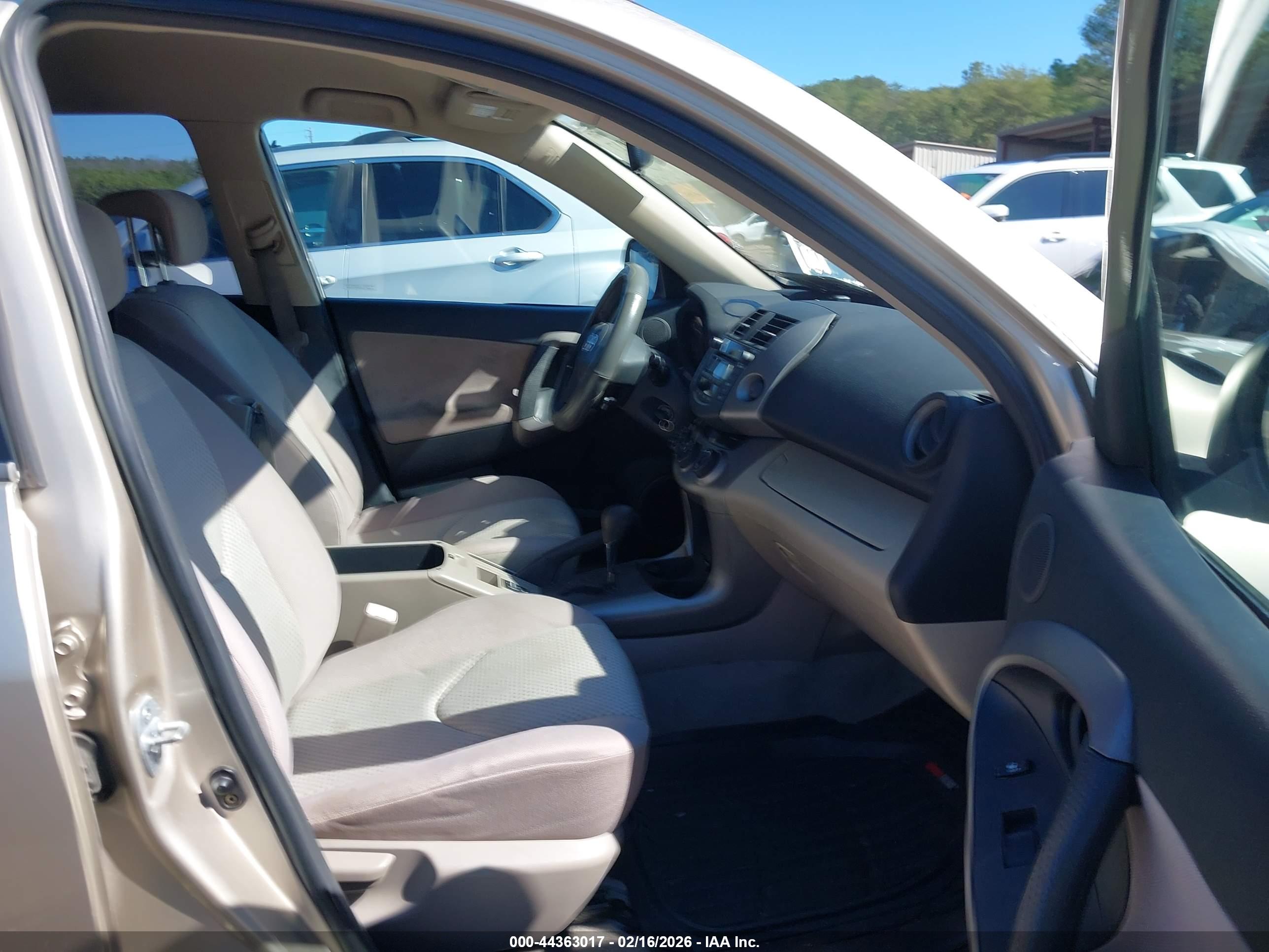 TOYOTA RAV4 image 5