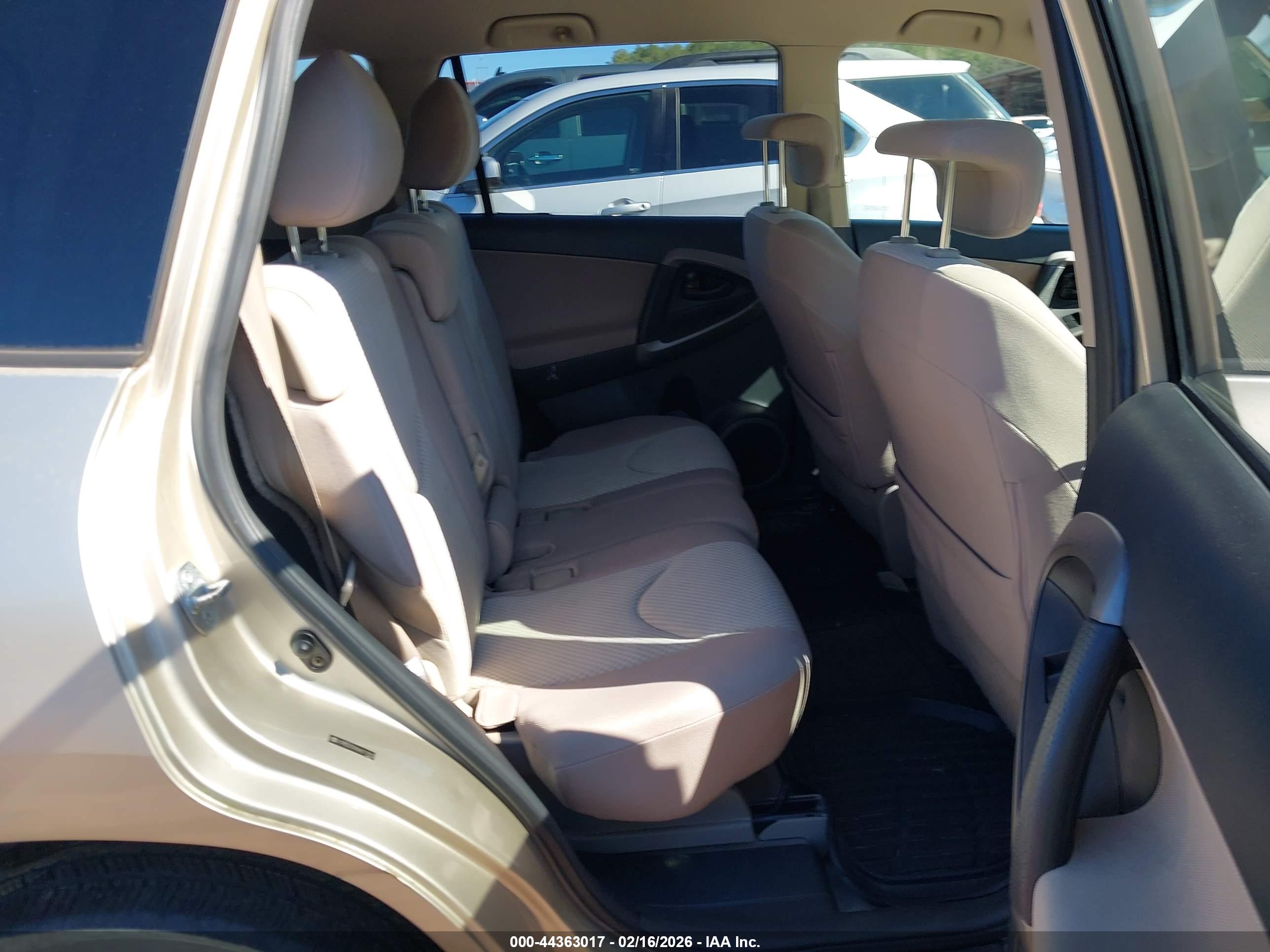 TOYOTA RAV4 image 8