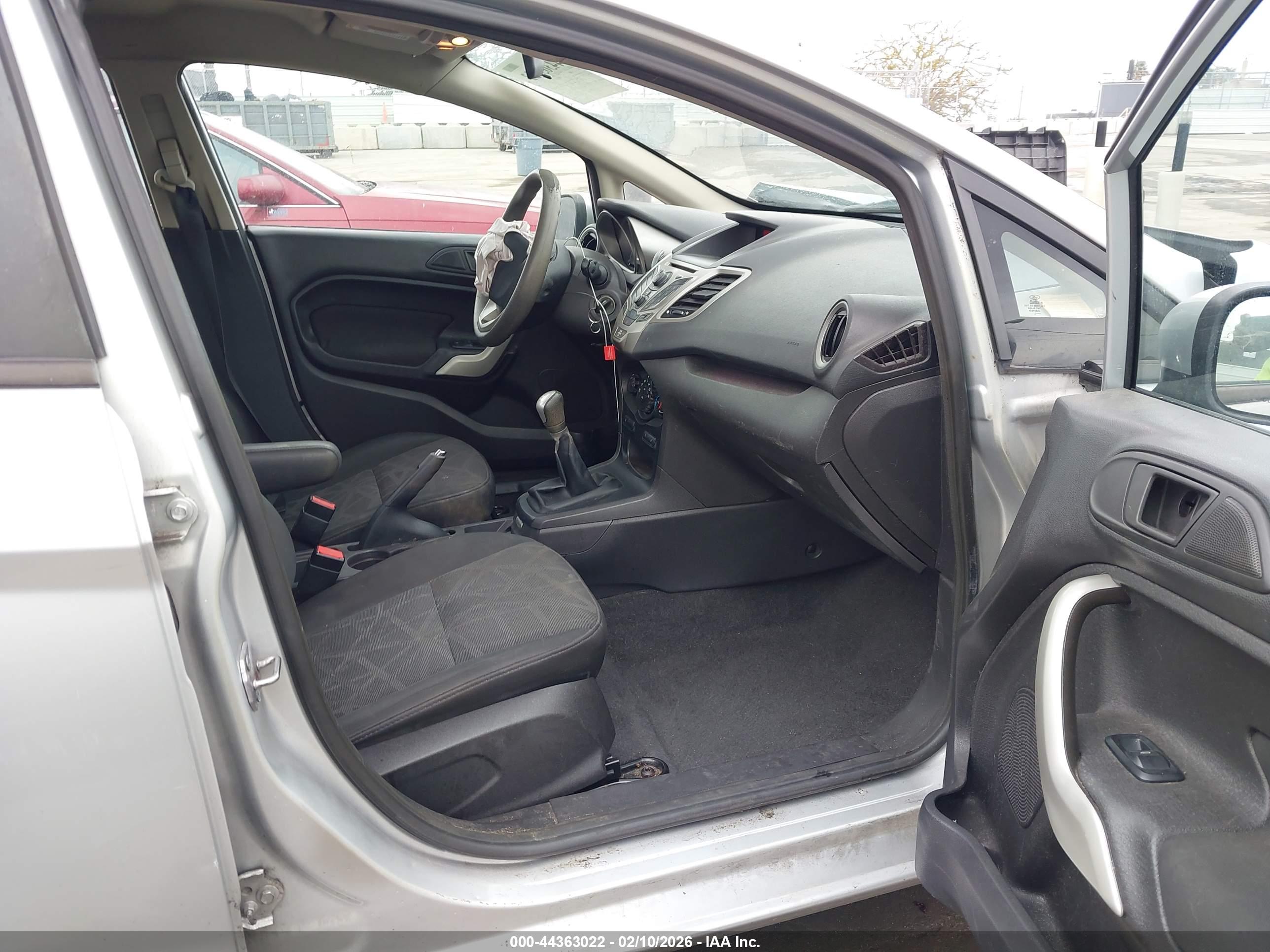 FORD FIESTA image 5