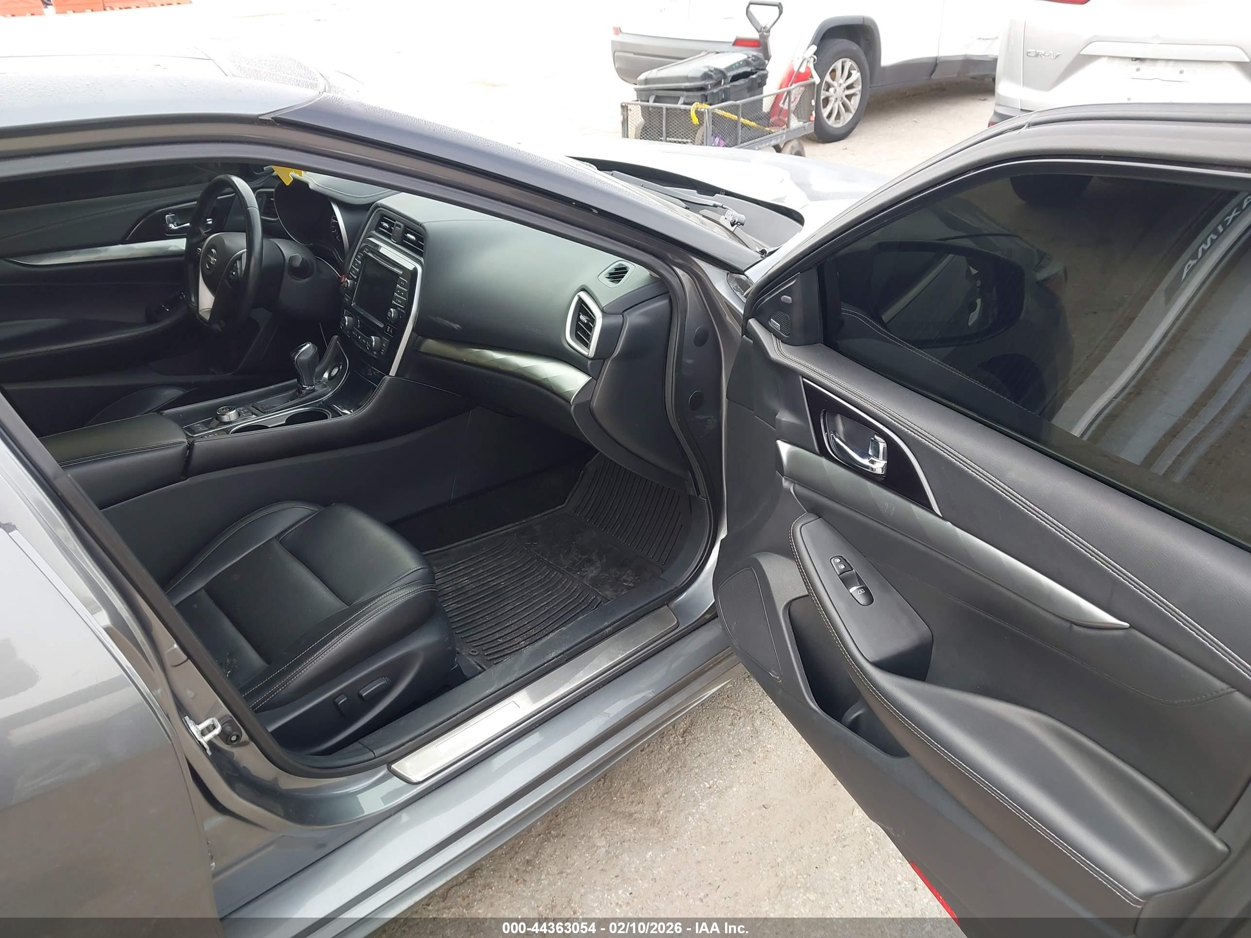 NISSAN MAXIMA image 5