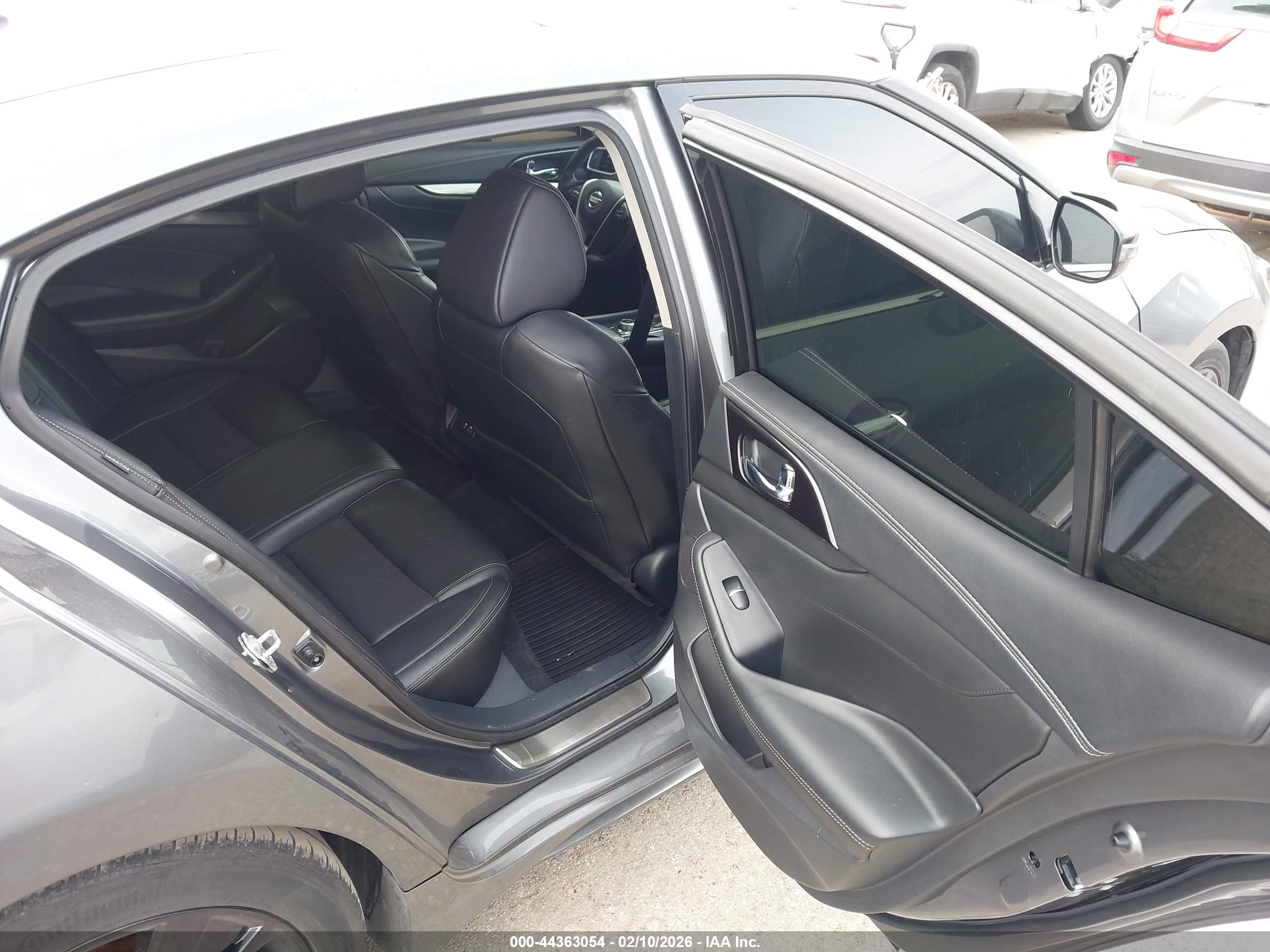 NISSAN MAXIMA image 8