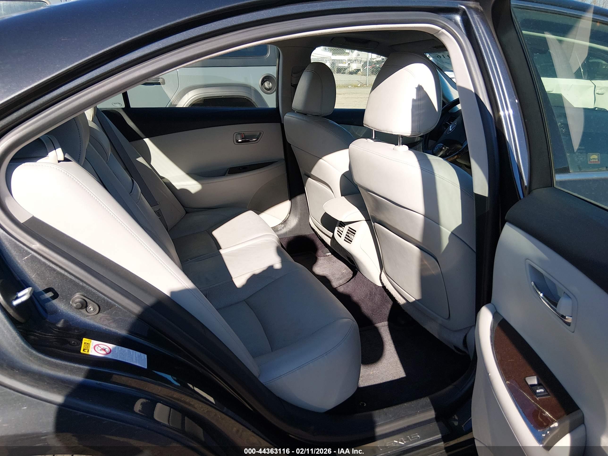 LEXUS ES image 8