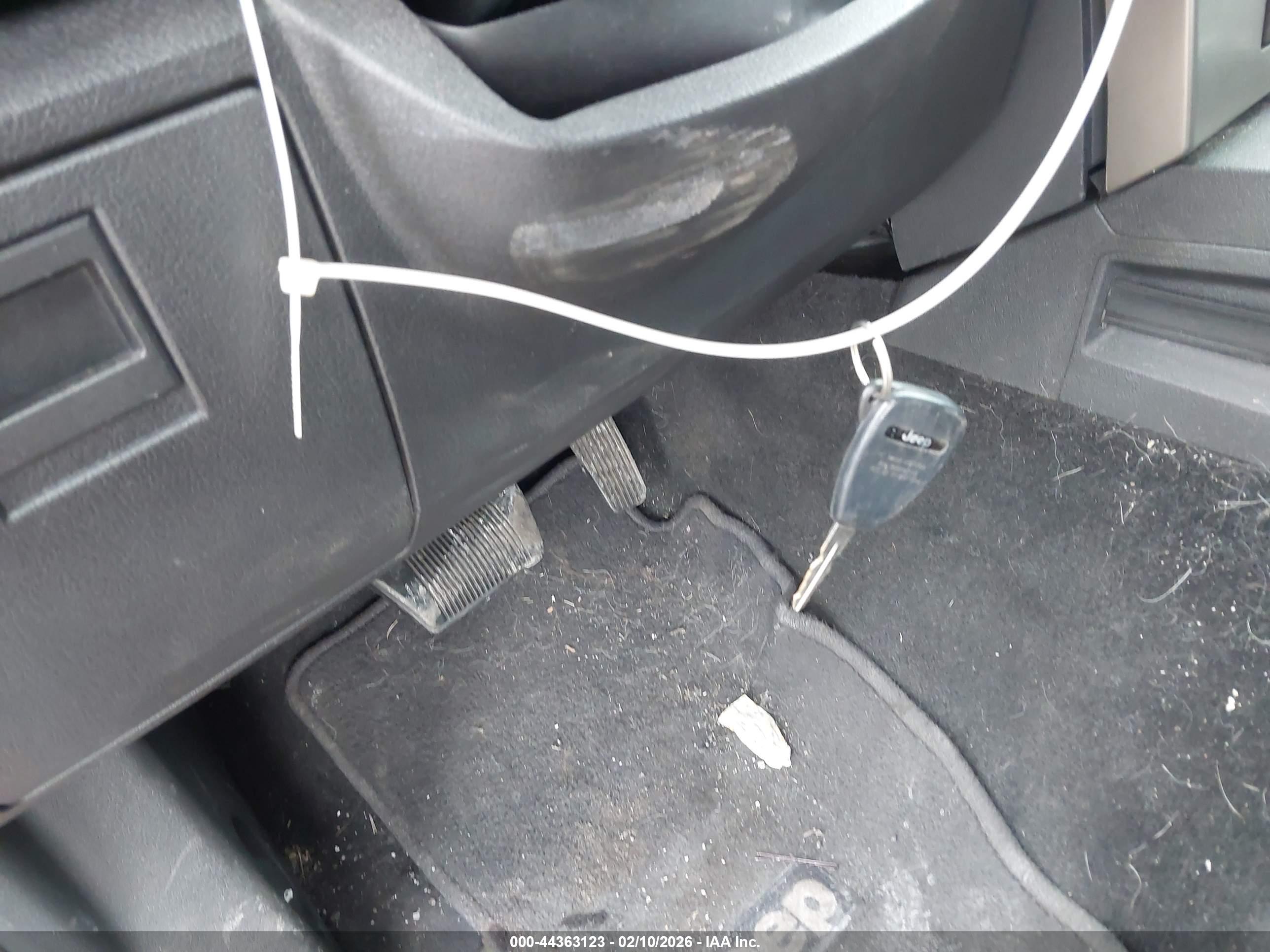 JEEP LIBERTY image 11