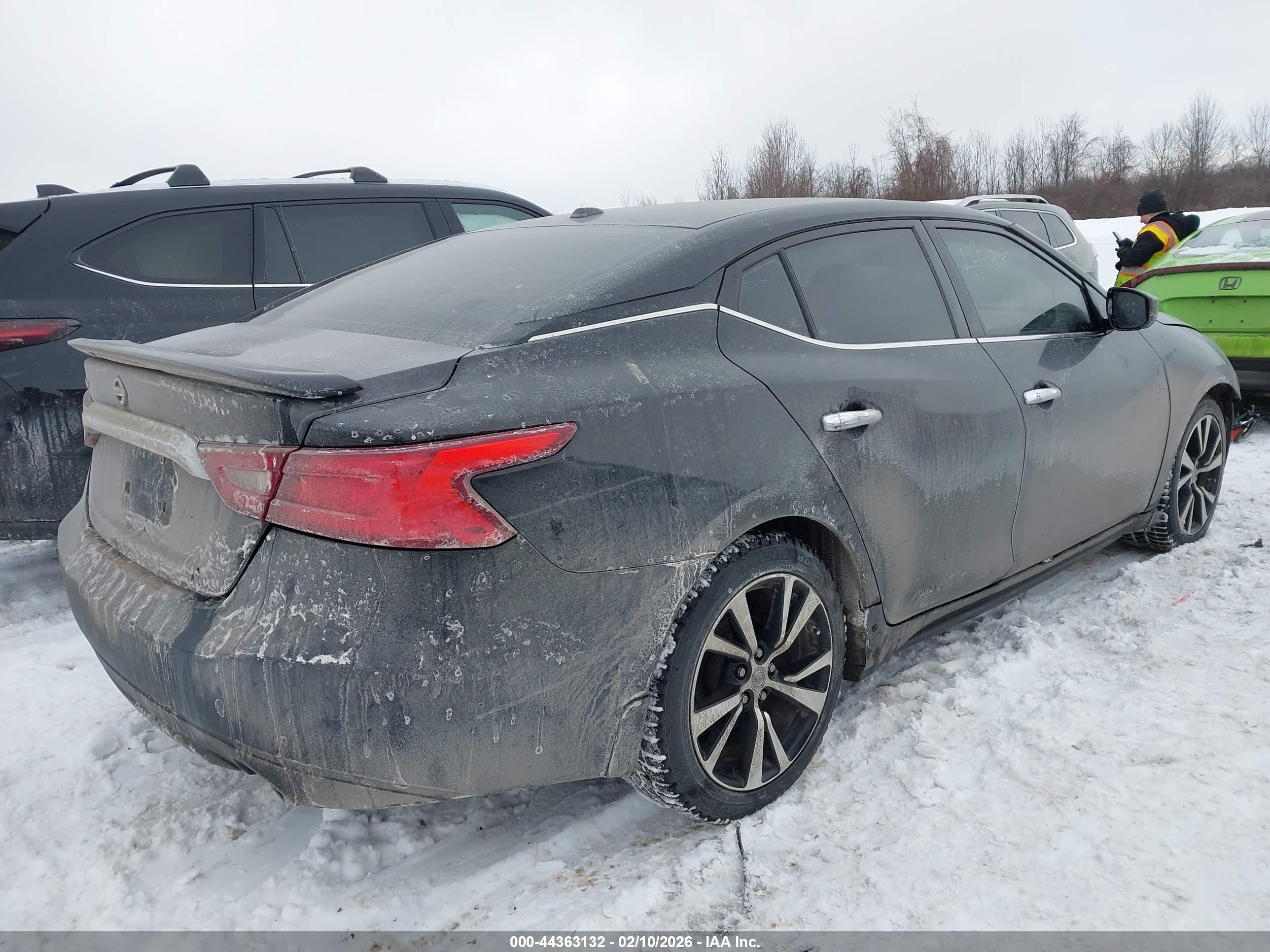 NISSAN MAXIMA image 4