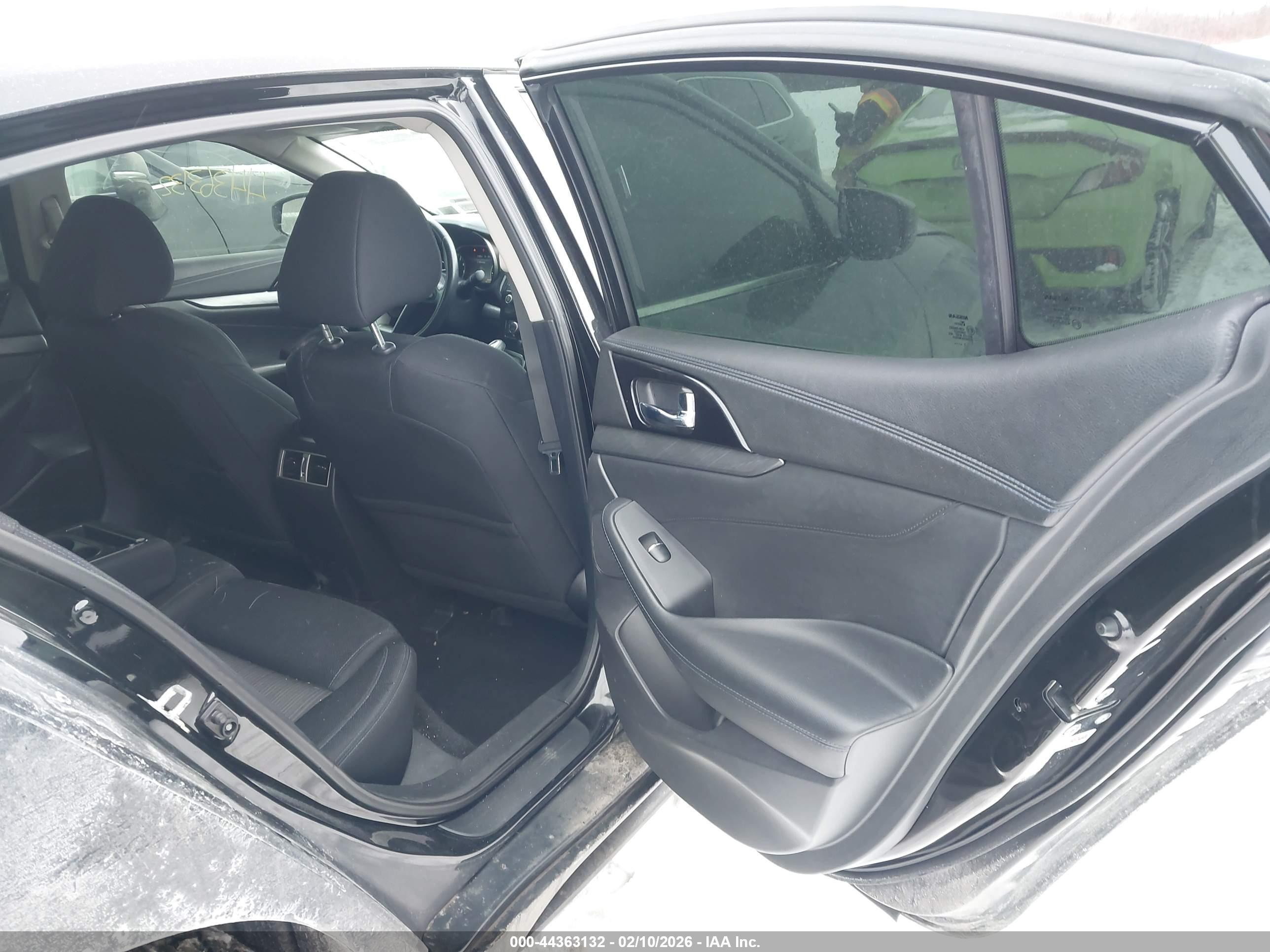 NISSAN MAXIMA image 8
