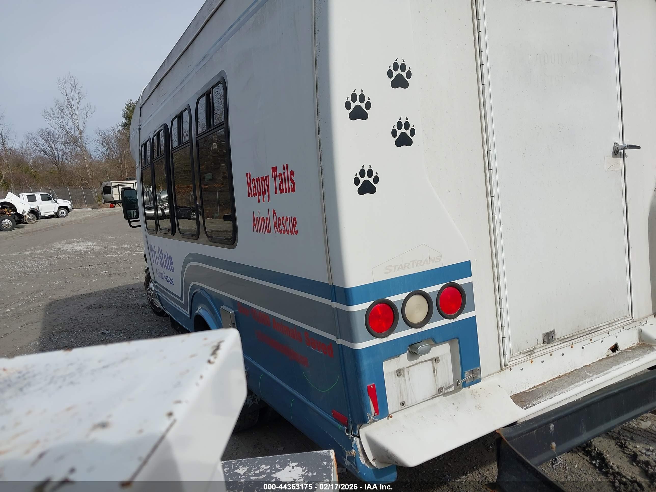 FORD BUS image 3