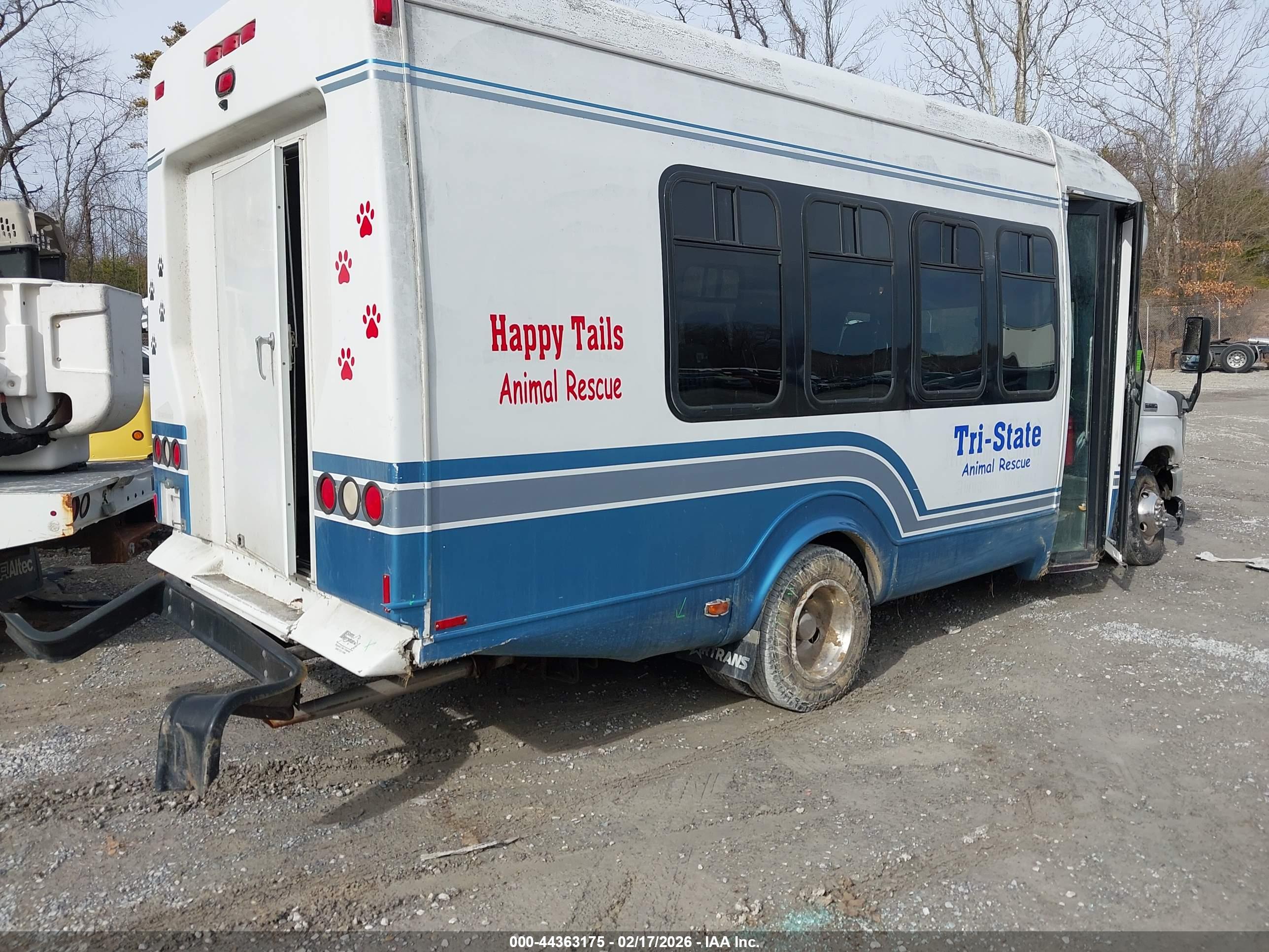 FORD BUS image 4