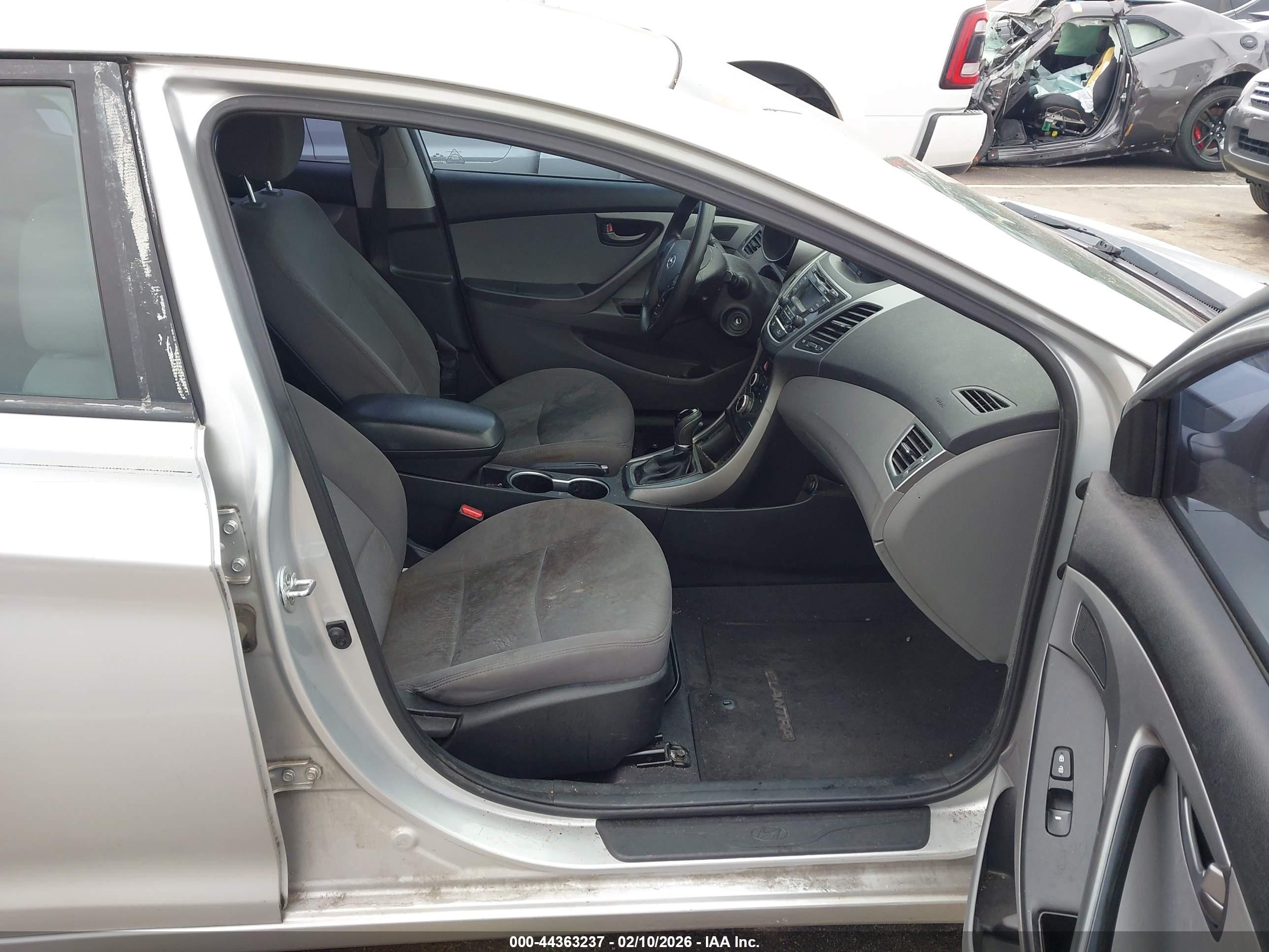 HYUNDAI ELANTRA image 5