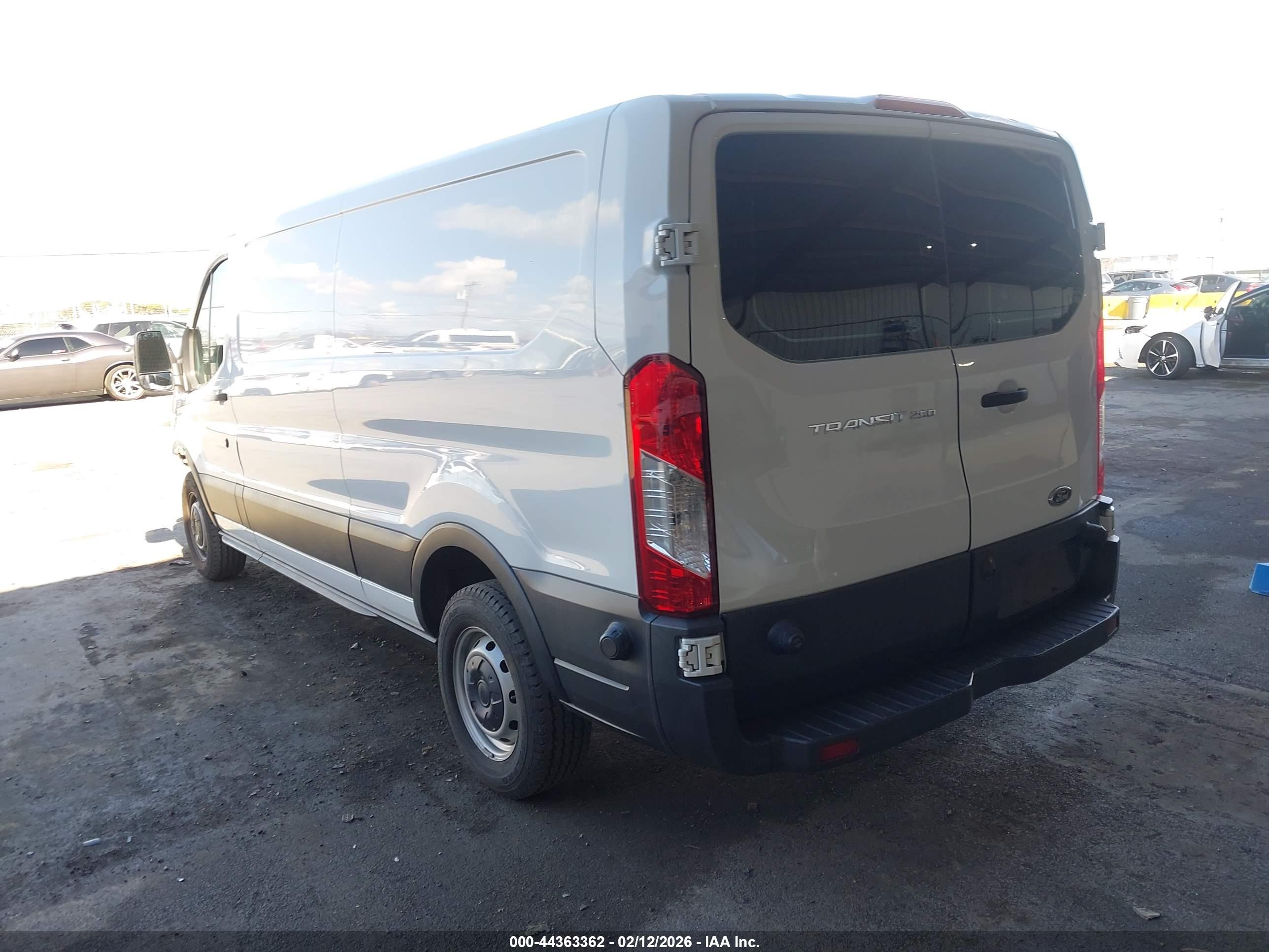 FORD TRANSIT-250 image 3