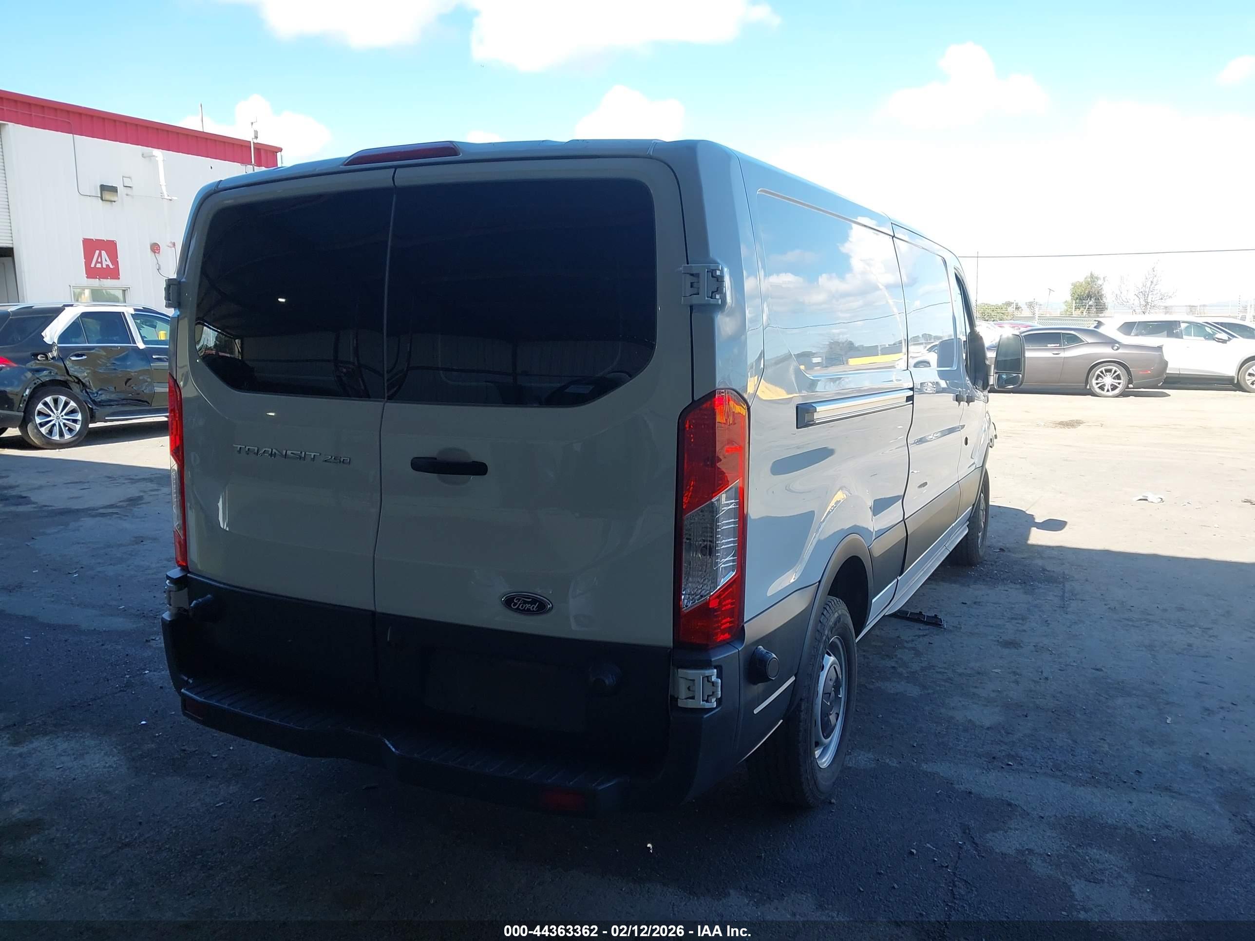 FORD TRANSIT-250 image 4