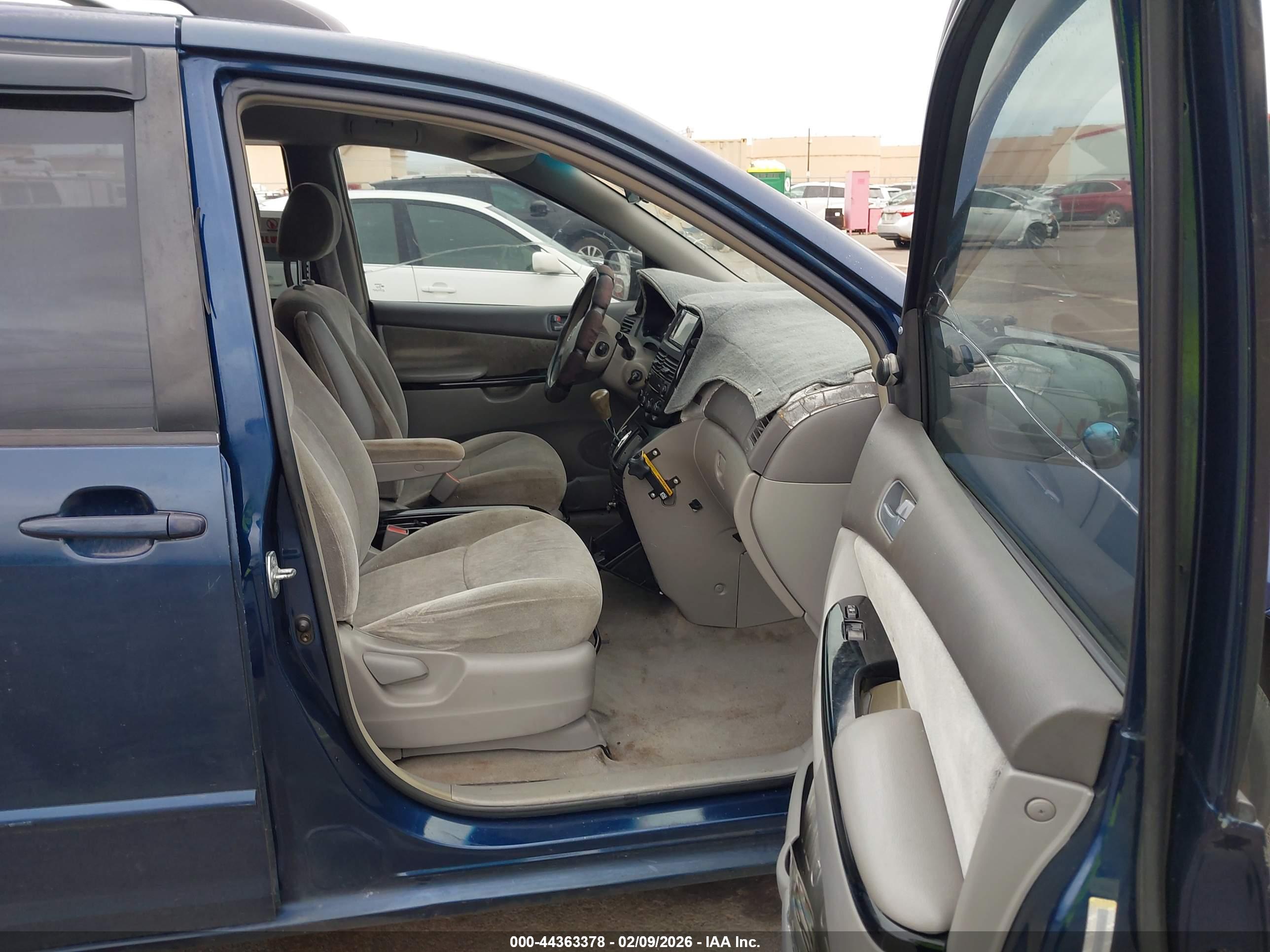 TOYOTA SIENNA image 5
