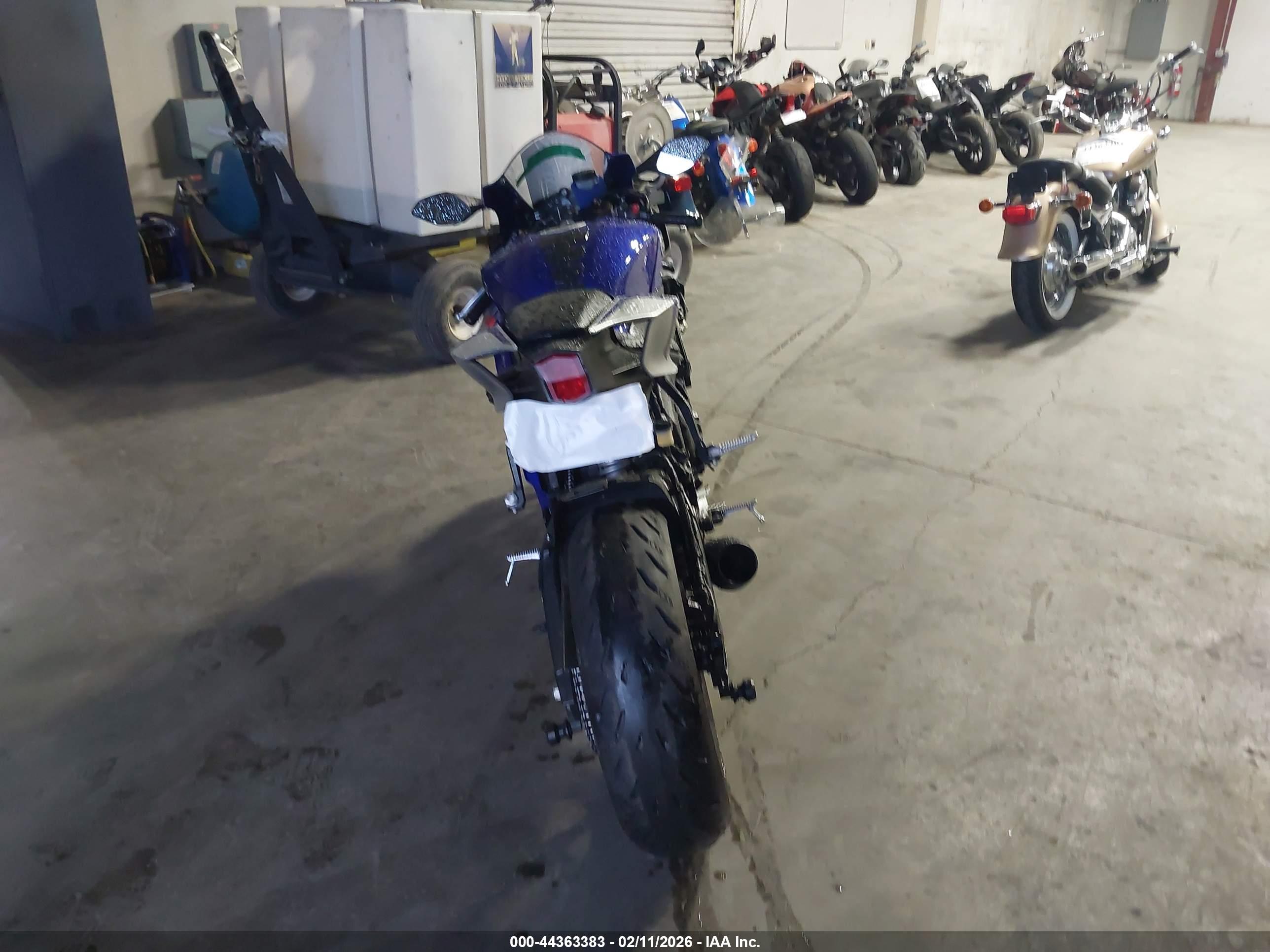 YAMAHA YZFR6 image 6