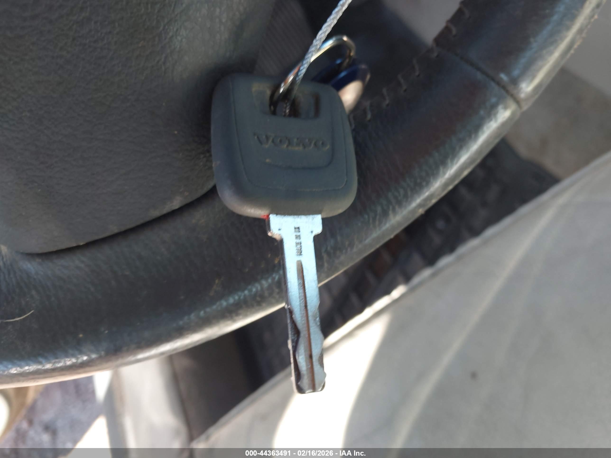 VOLVO S60 image 11