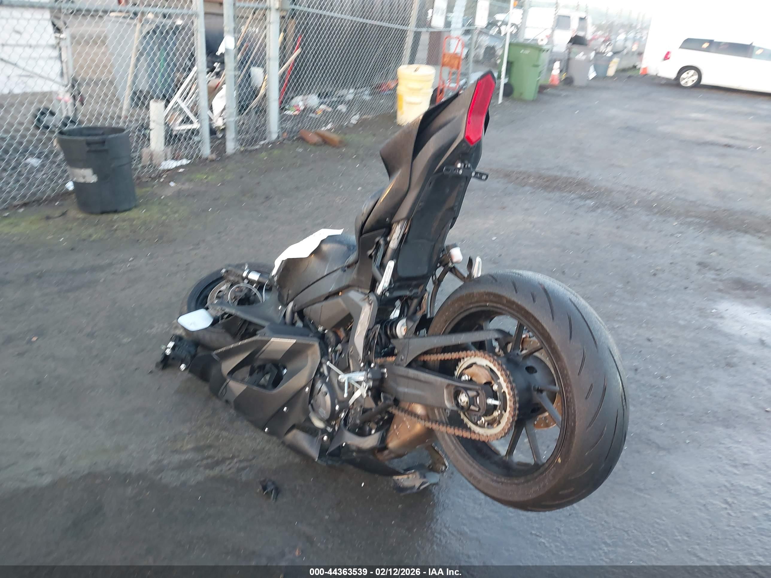 YAMAHA YZFR7 image 3
