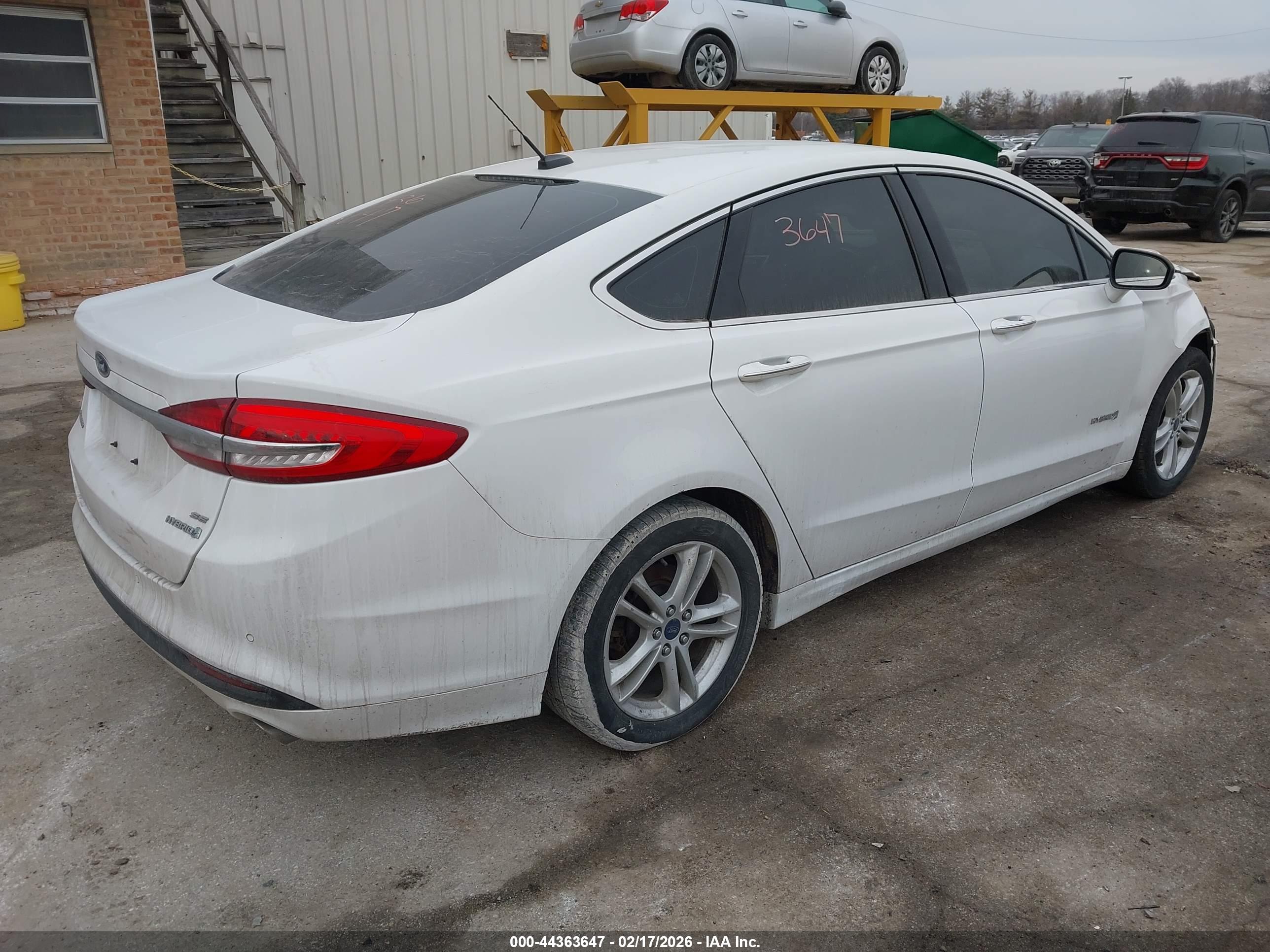 FORD FUSION image 4