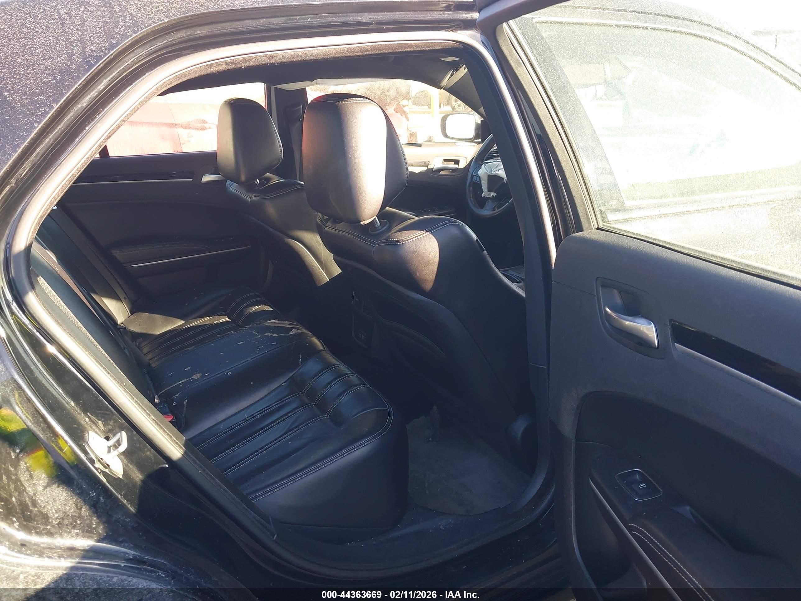 CHRYSLER 300 image 8