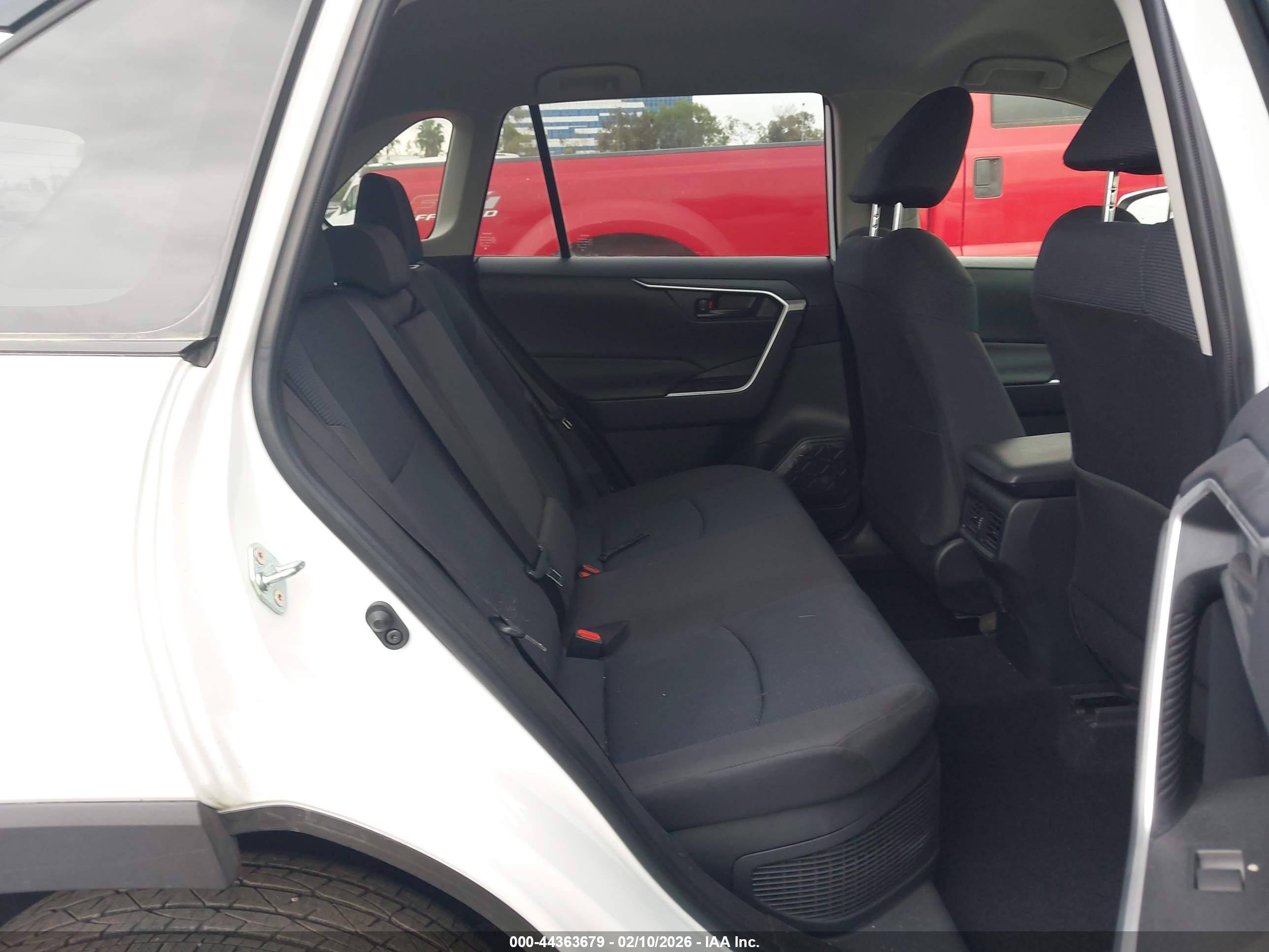 TOYOTA RAV4 image 8